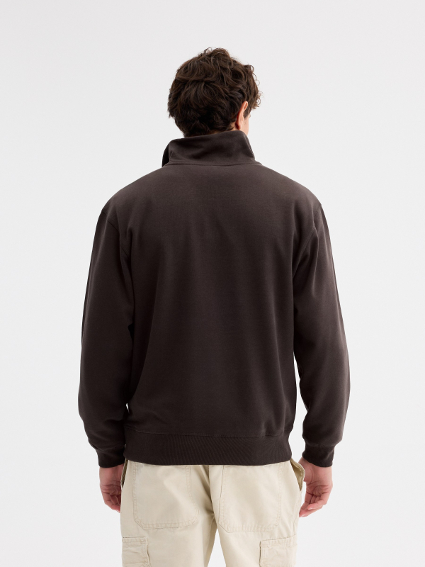 Sudadera cremallera semicisne lisa chocolate vista media trasera