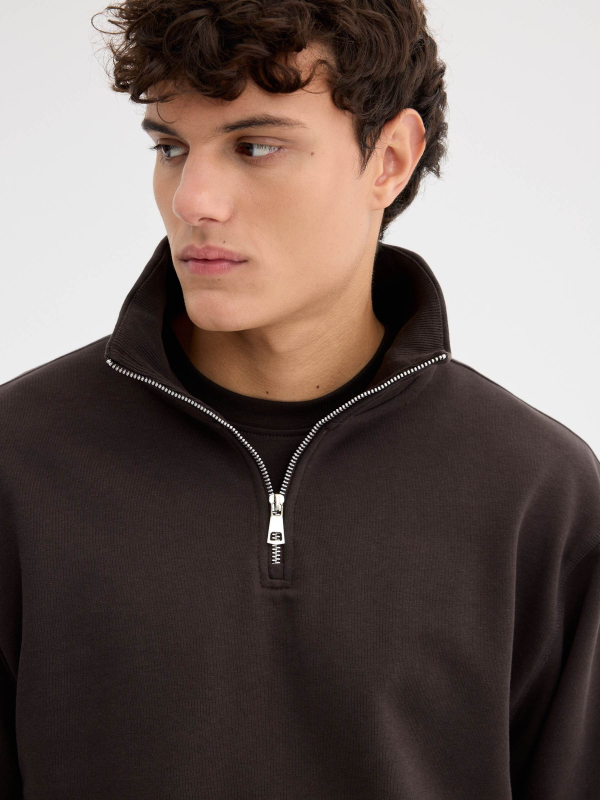 Sudadera cremallera semicisne lisa chocolate vista detalle