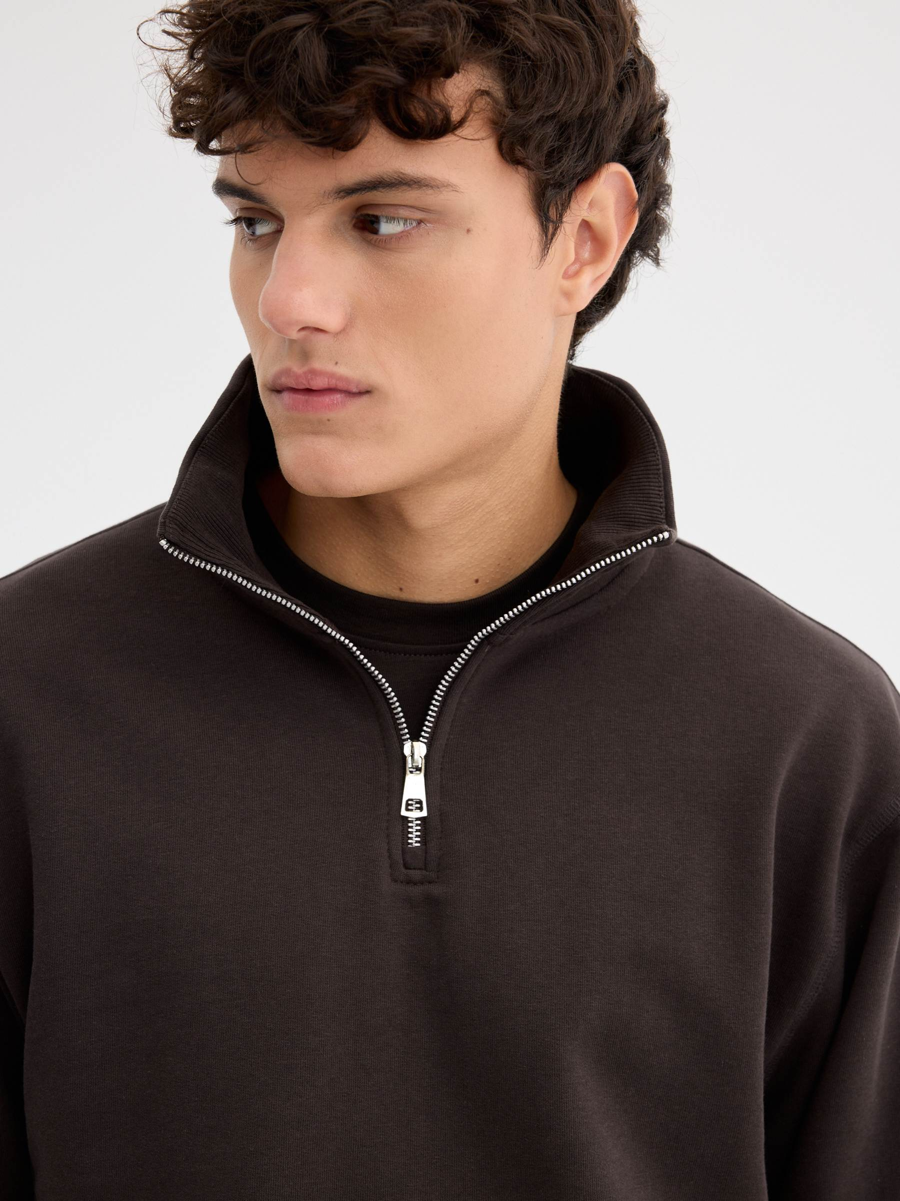 Sudadera cremallera semicisne lisa chocolate vista media frontal