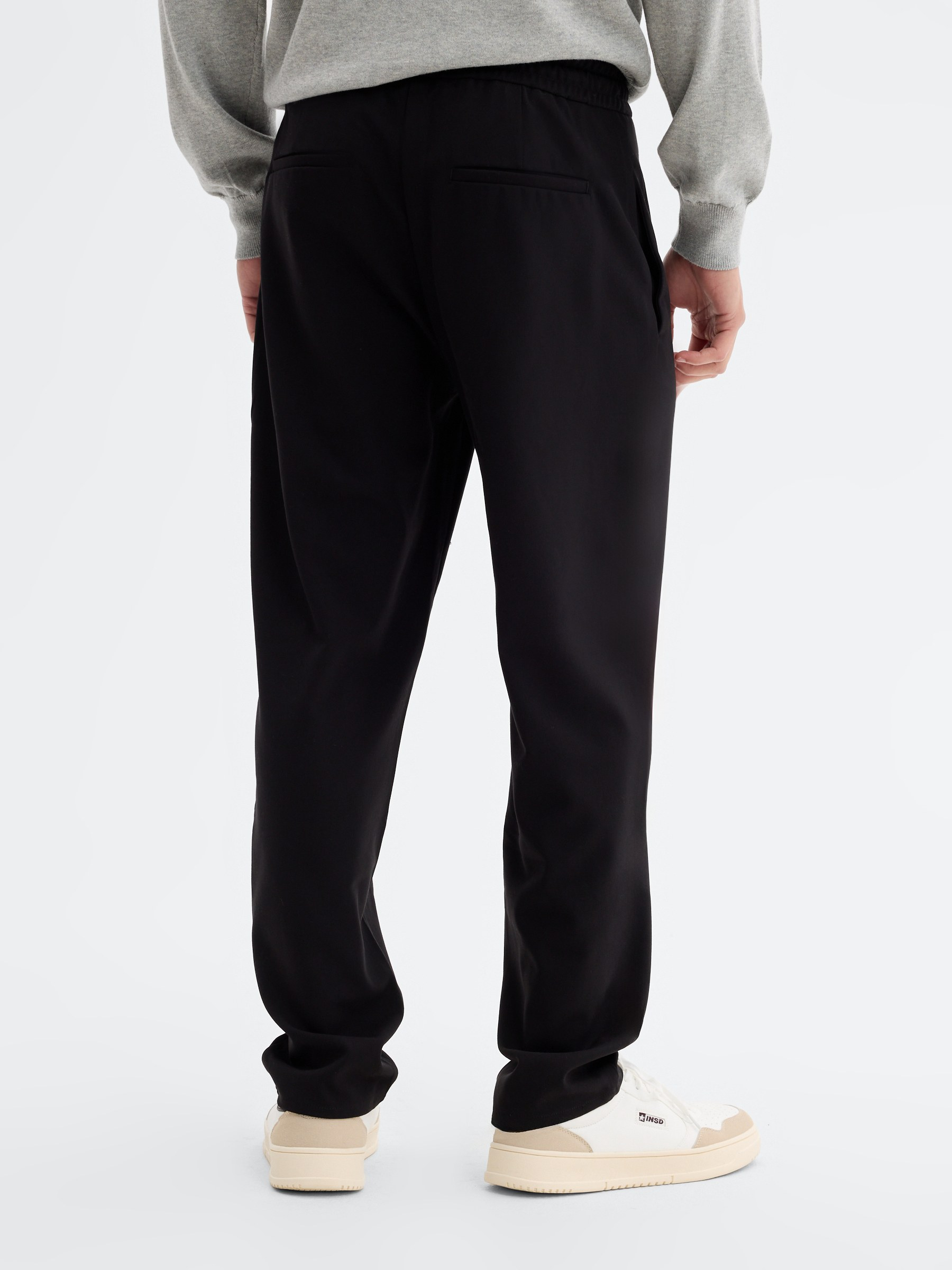 Pantalón jogger regular tiro alto negro vista general frontal