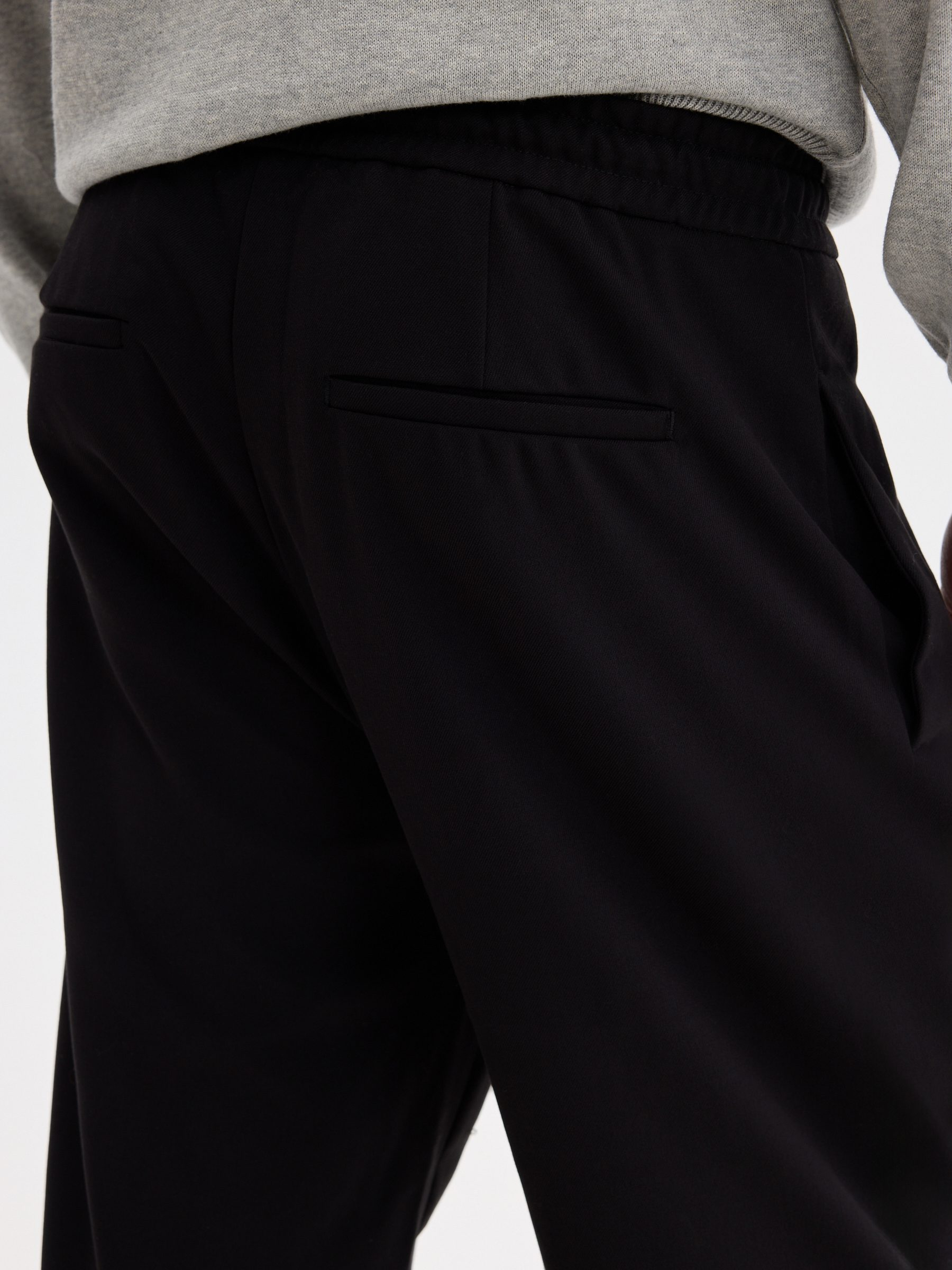 Pantalón jogger regular tiro alto negro vista general frontal