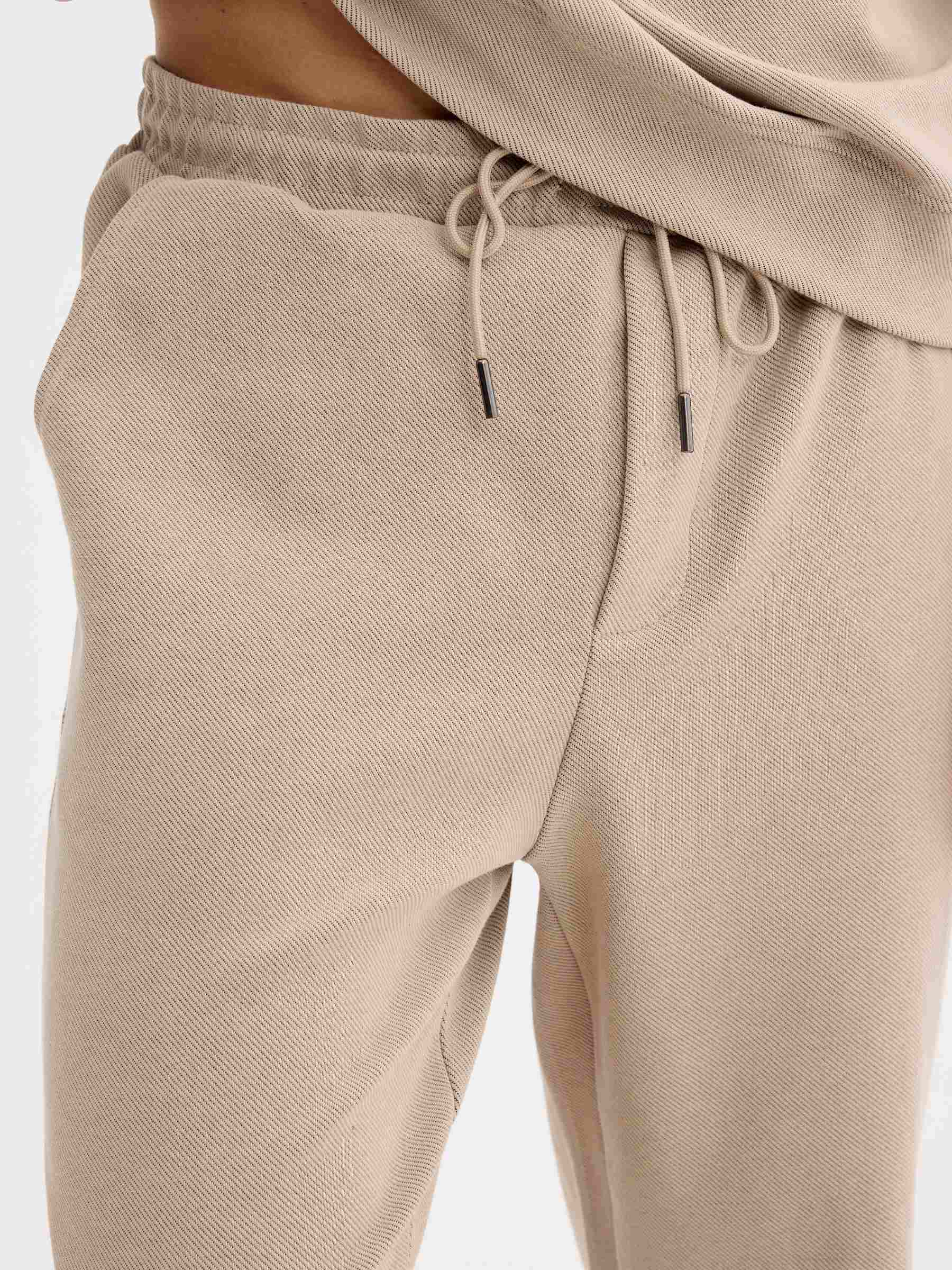 Pantalón jogger tiro alto algodón beige vista general frontal