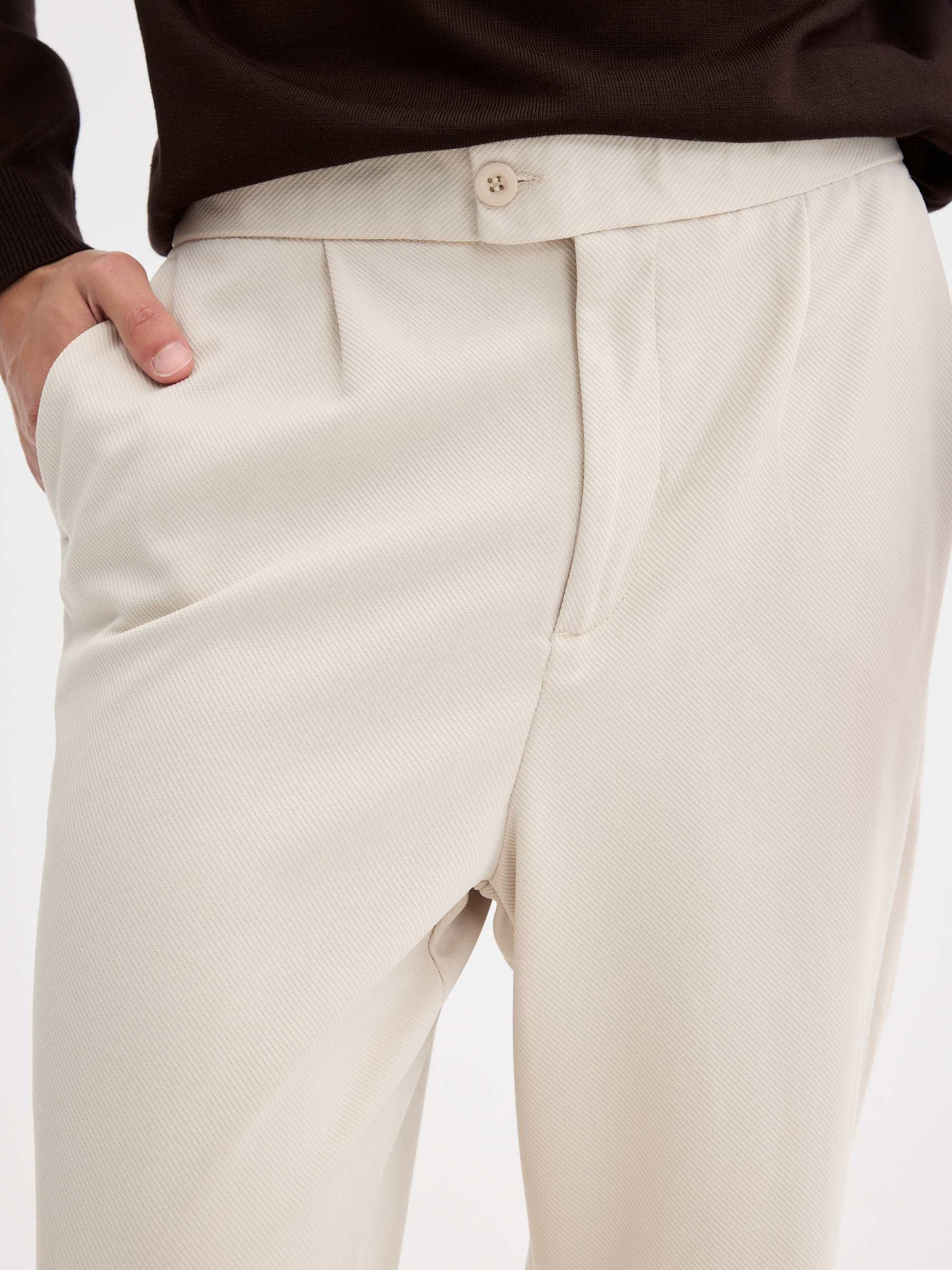 Pantalón chino de poliéster tiro alto crudo vista general frontal