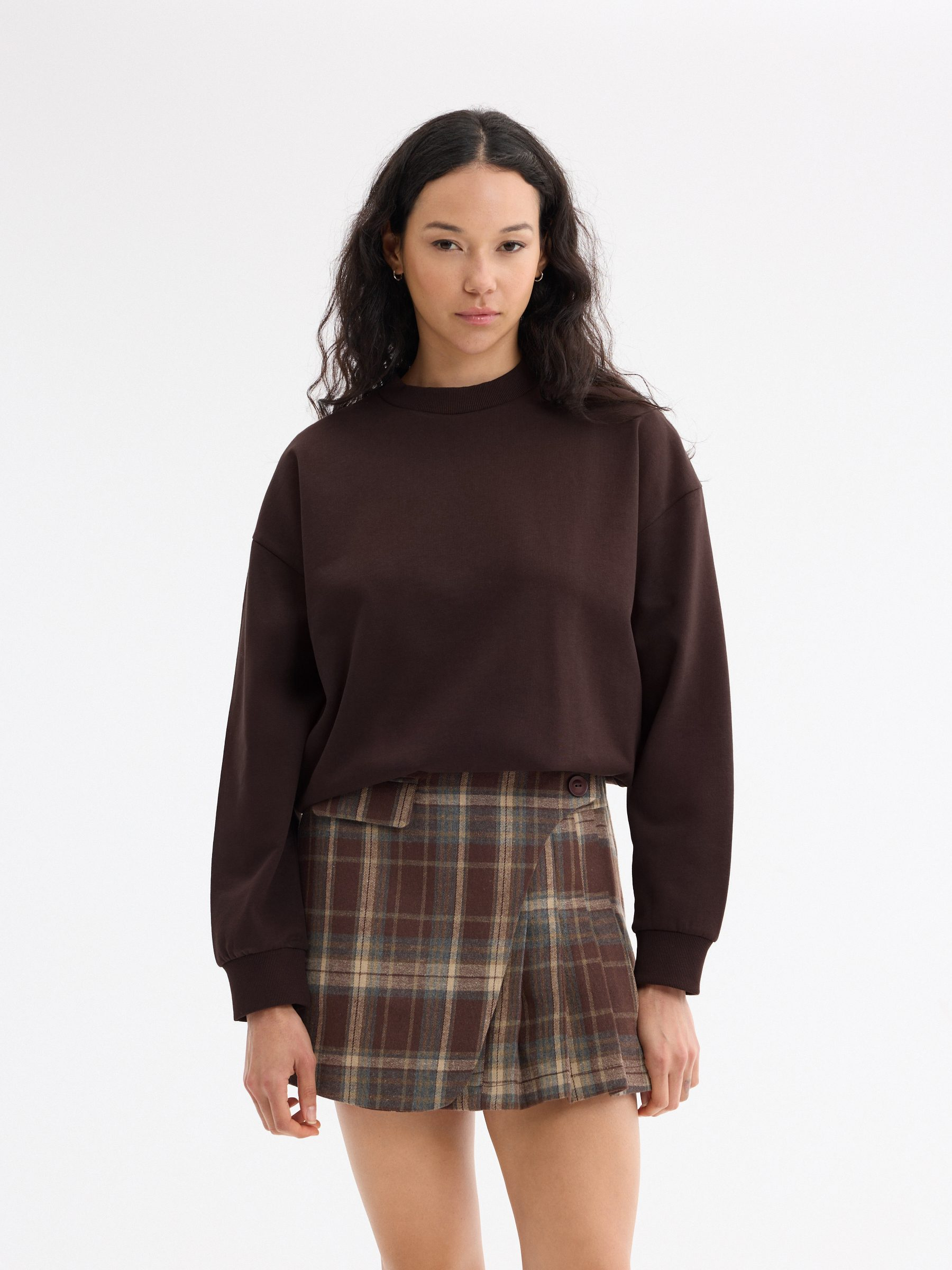 Sweatshirt básica de gola redonda chocolate vista meia frontal