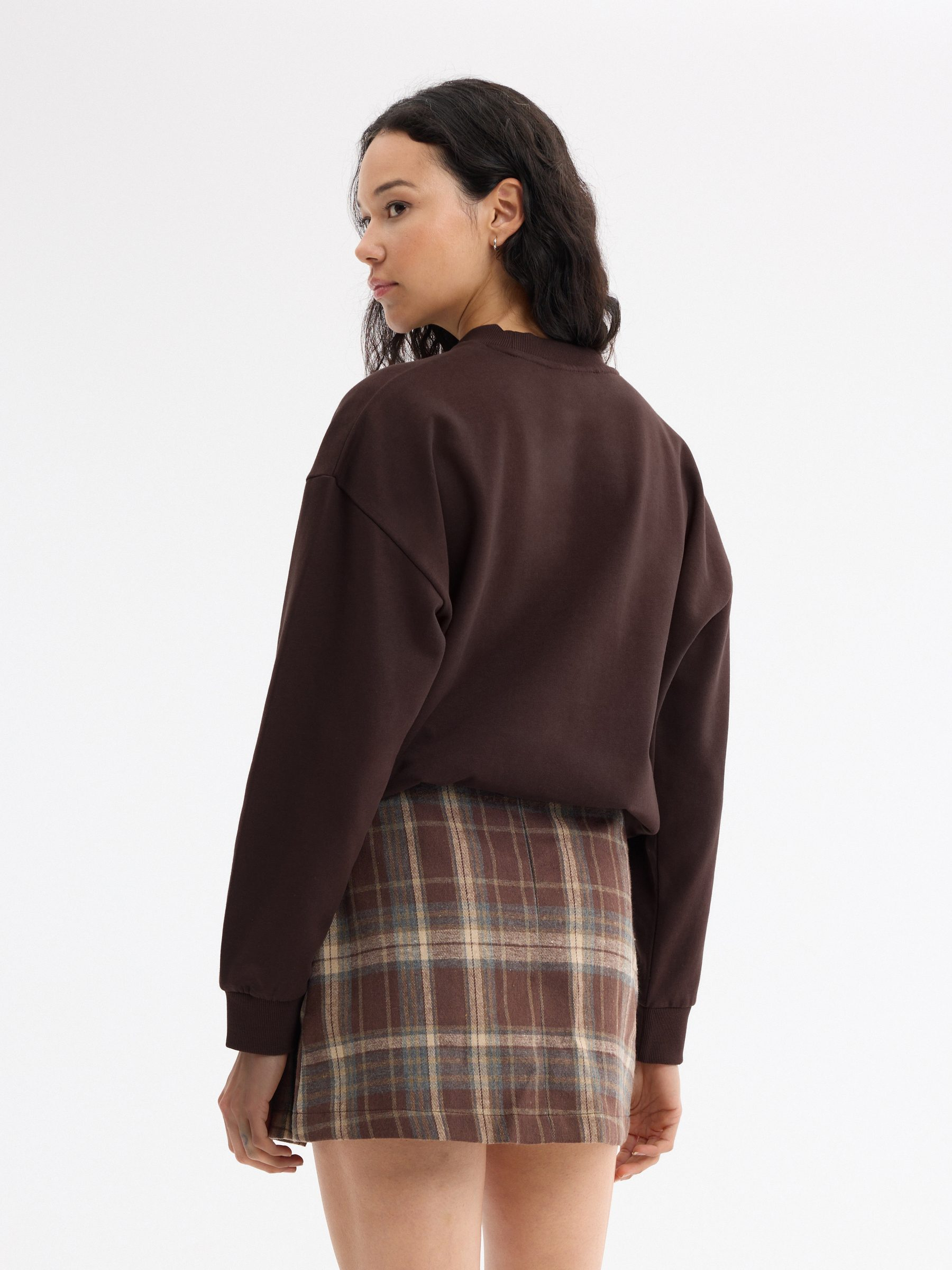 Sudadera cuello redondo básica chocolate vista media frontal