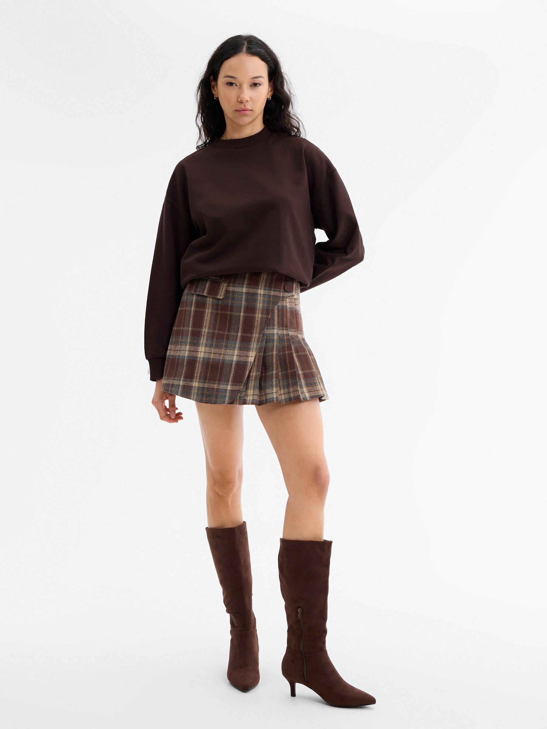 Sweatshirt básica de gola redonda chocolate vista meia frontal