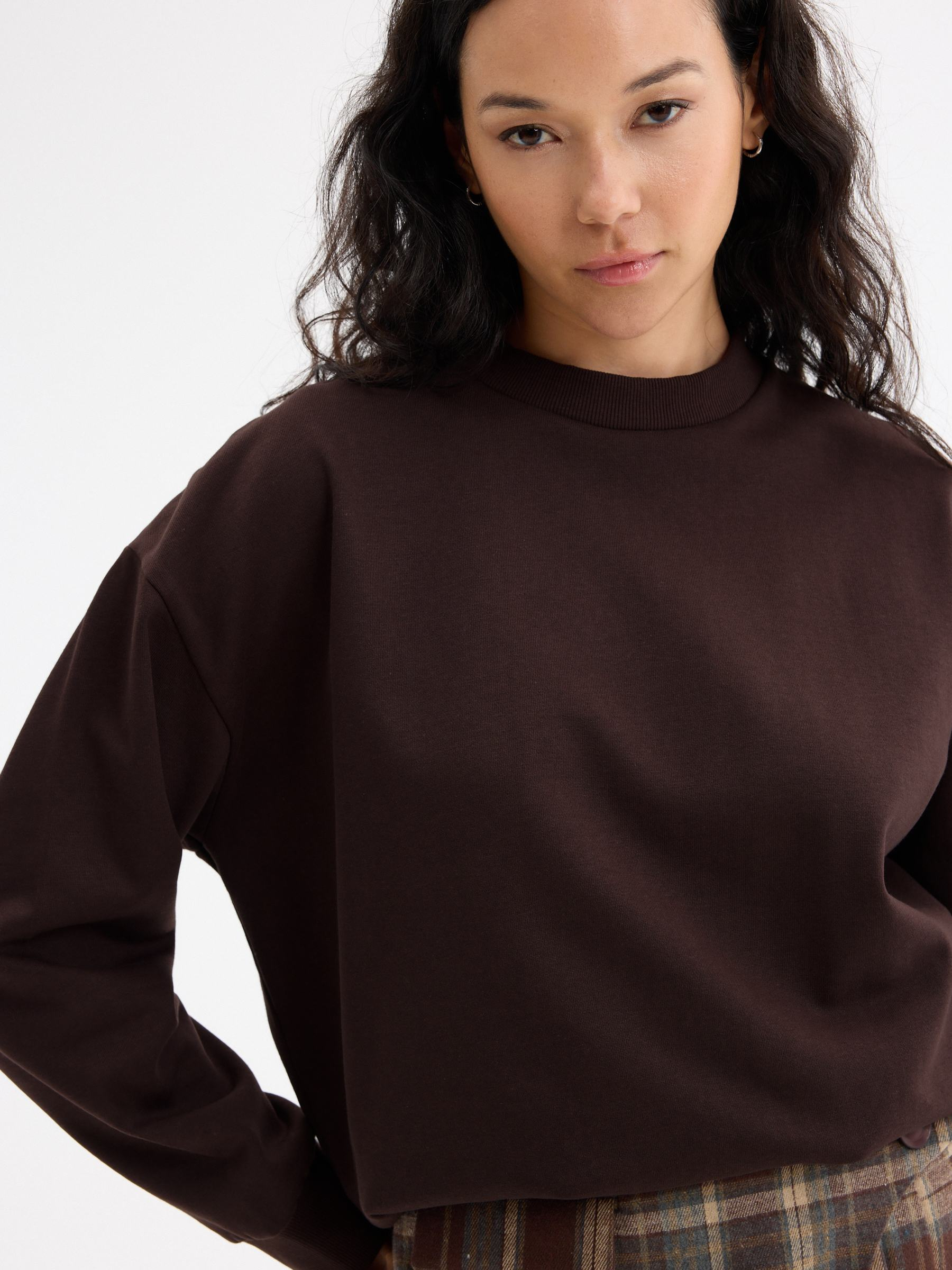 Sweatshirt básica de gola redonda chocolate vista meia frontal
