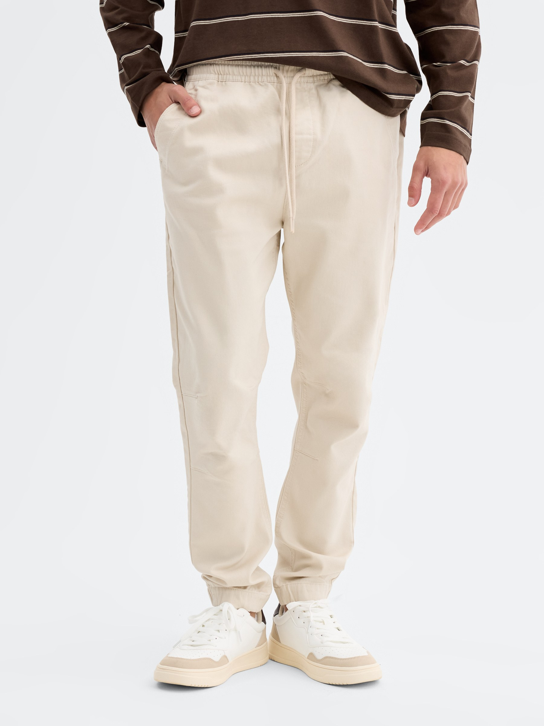 Pantalón jogger knit denim crudo vista general frontal