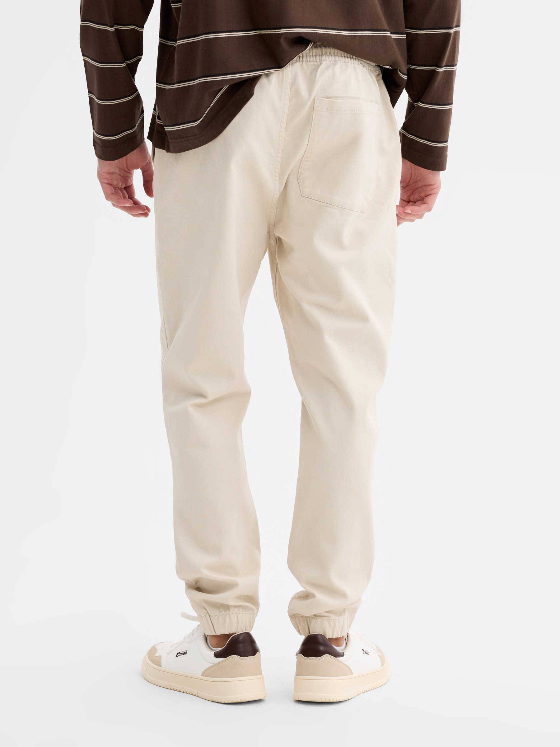 Calças jogger em malha denim crua vista geral frontal