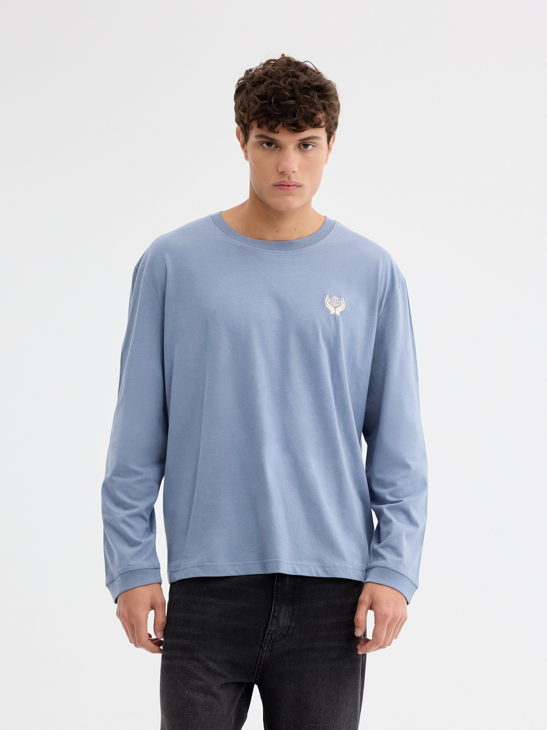Long sleeve world t-shirt blue middle front view