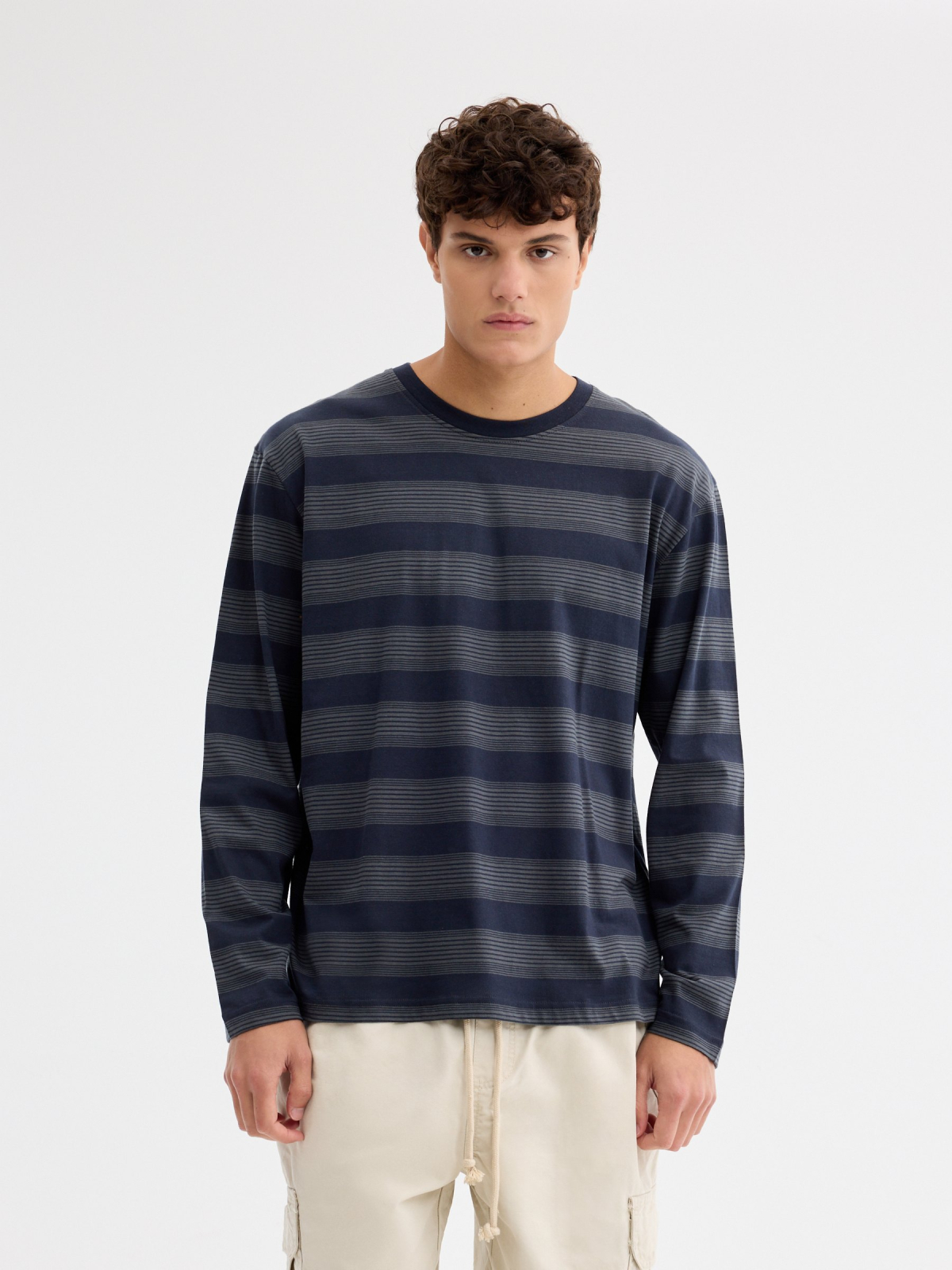 Camiseta rayas oversize azul marino vista media frontal