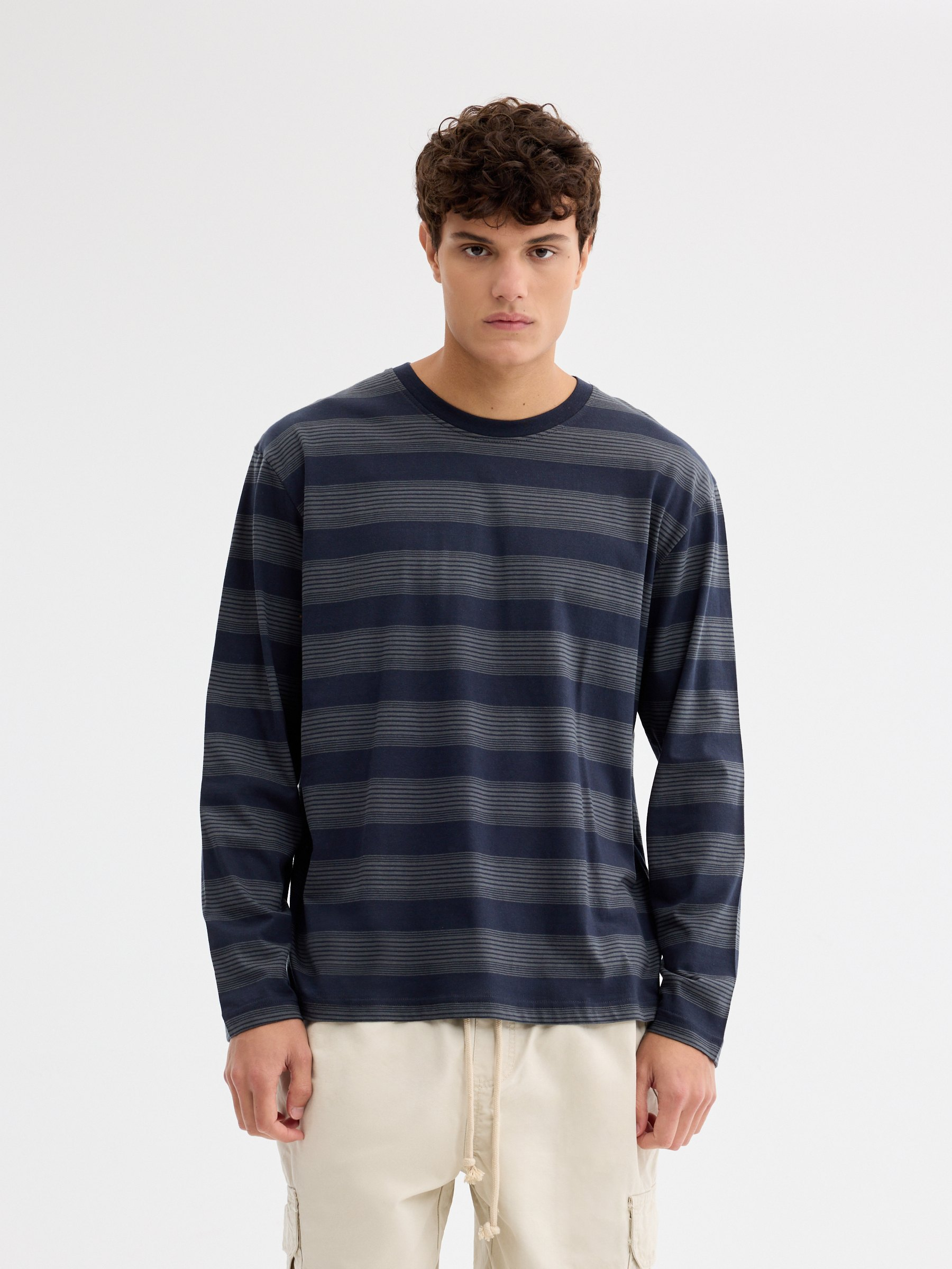 Camiseta rayas oversize azul marino vista media frontal