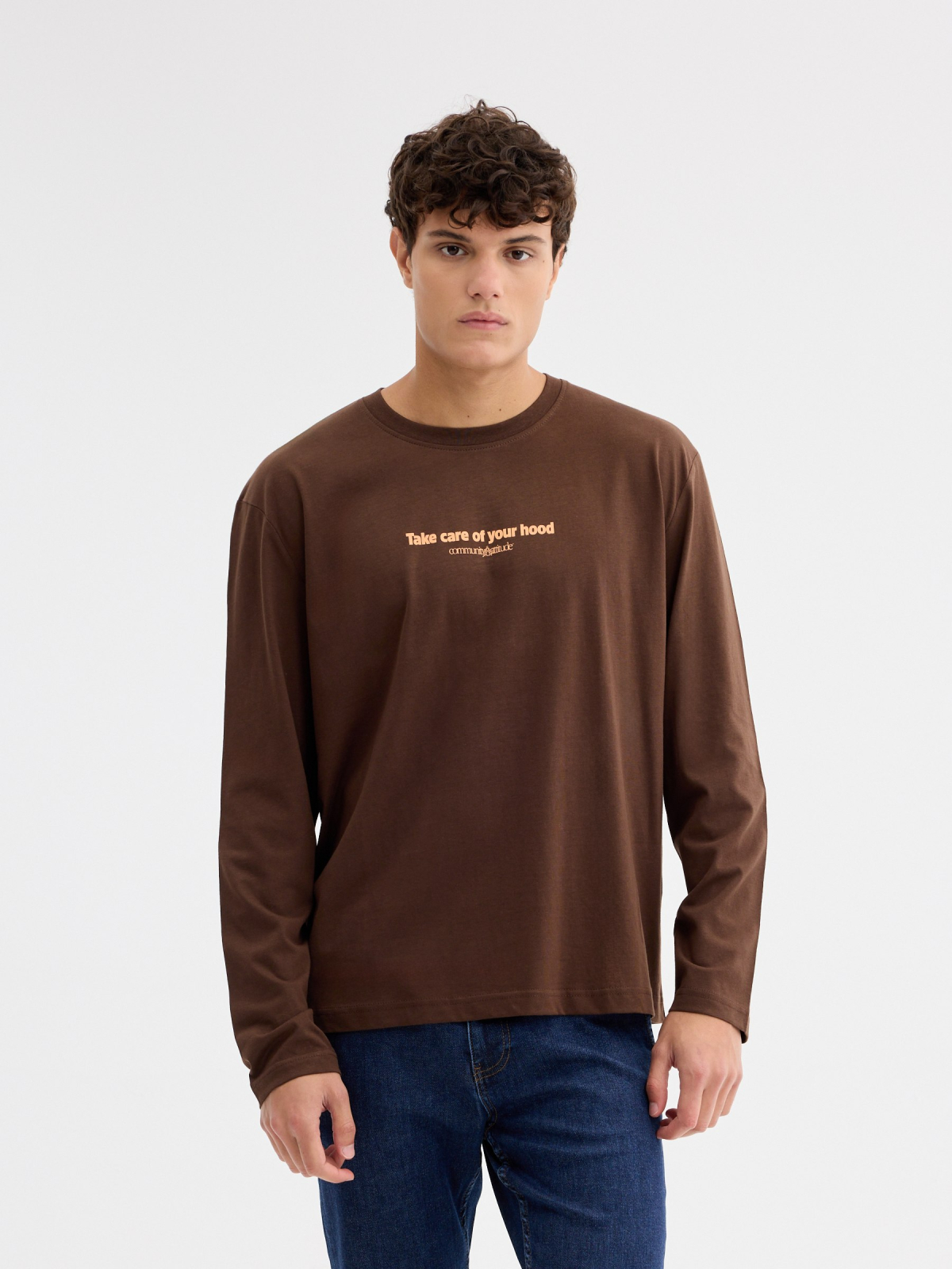T-shirt manga comprida hood marrom vista meia frontal