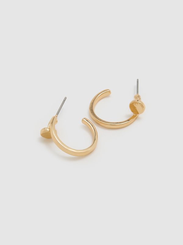 Conjunto de brincos dourados dourado vista detalhe