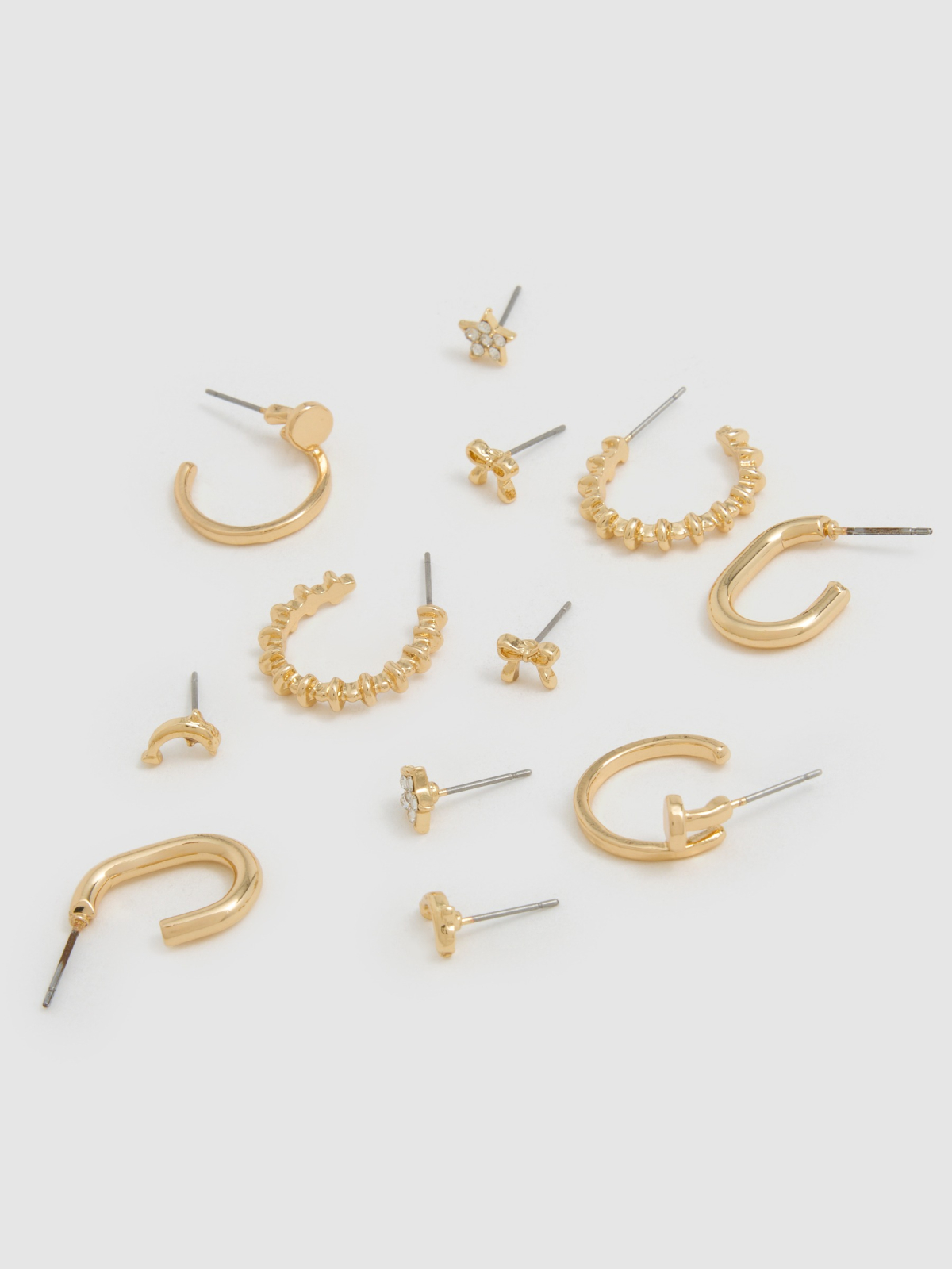 Conjunto de brincos dourados dourado vista detalhe