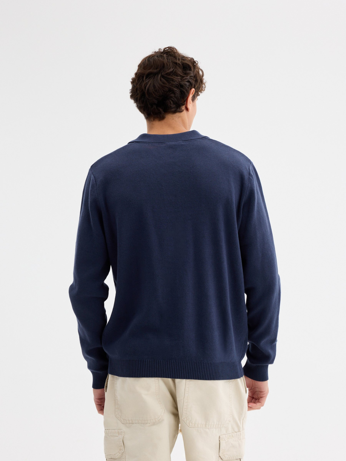 Camisola manga comprida com gola polo lisa azul marinho vista meia traseira