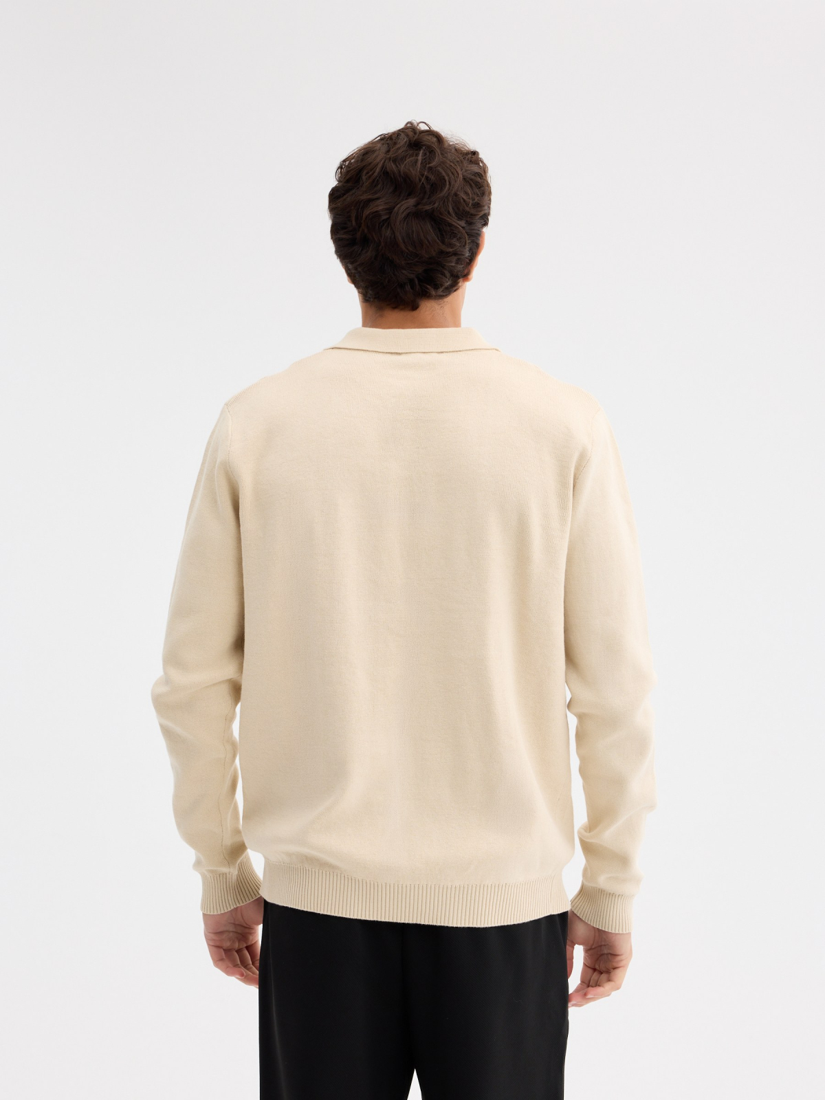 Jersey cuello polo liso crudo vista media trasera