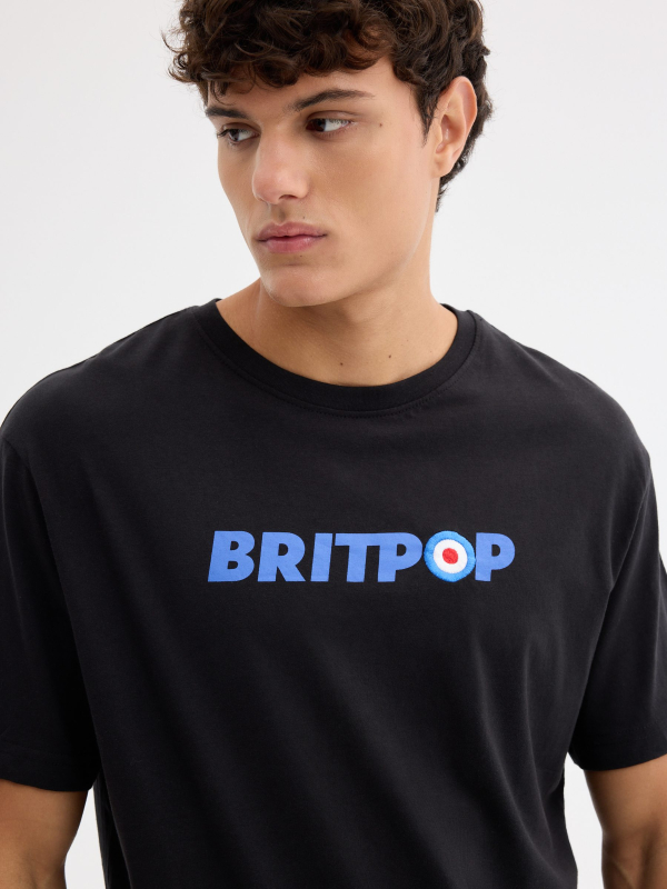 Camiseta britpop oversize negro vista detalle
