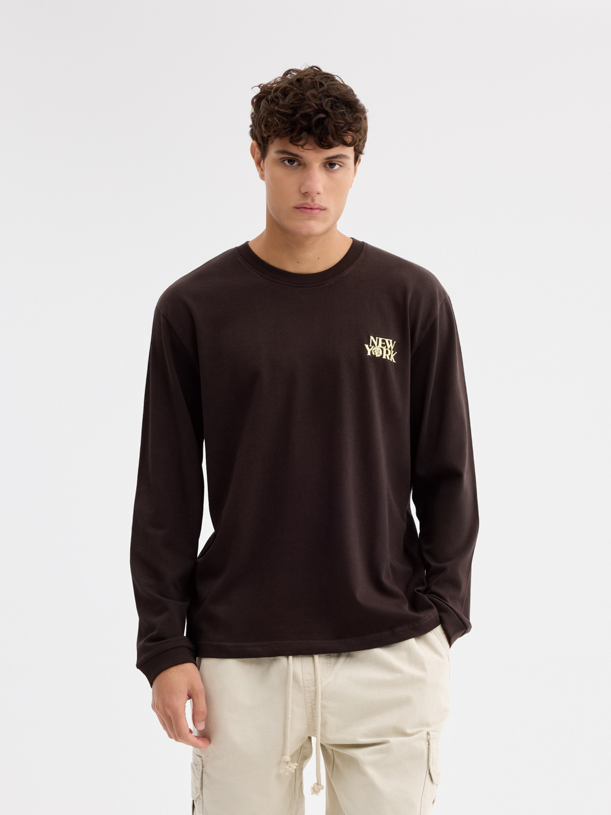 Camiseta manga larga New York chocolate vista media frontal