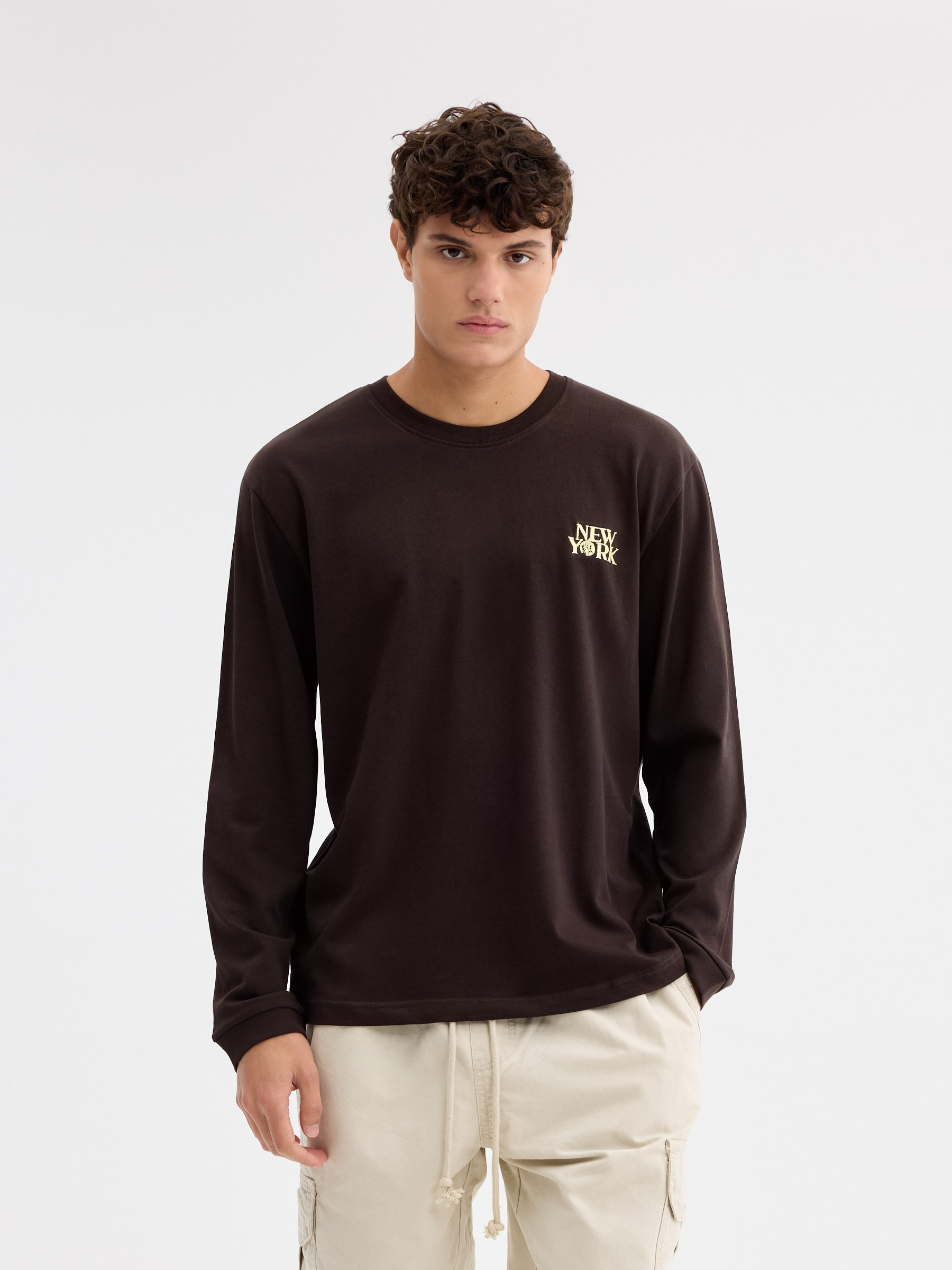 Camiseta manga larga New York chocolate vista media frontal