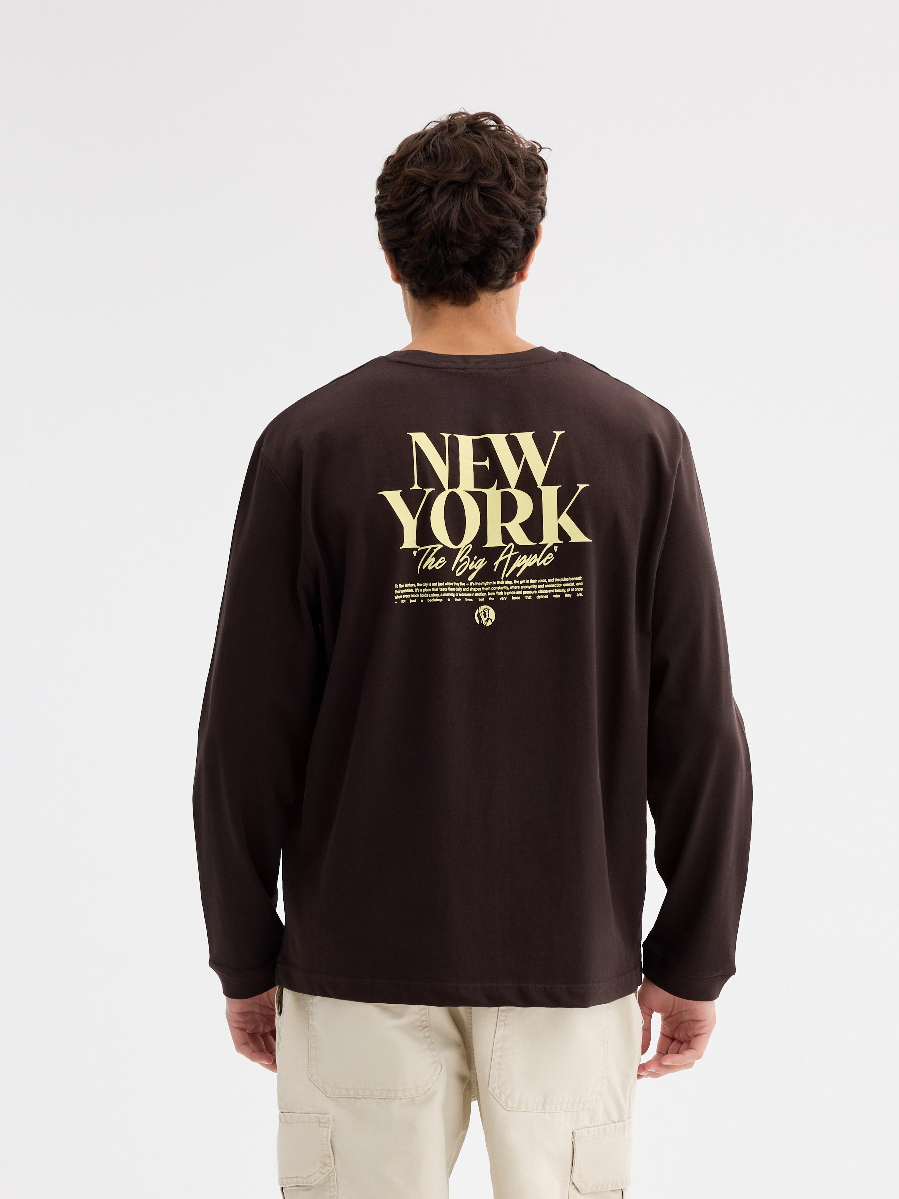 Camiseta manga larga New York chocolate vista media frontal