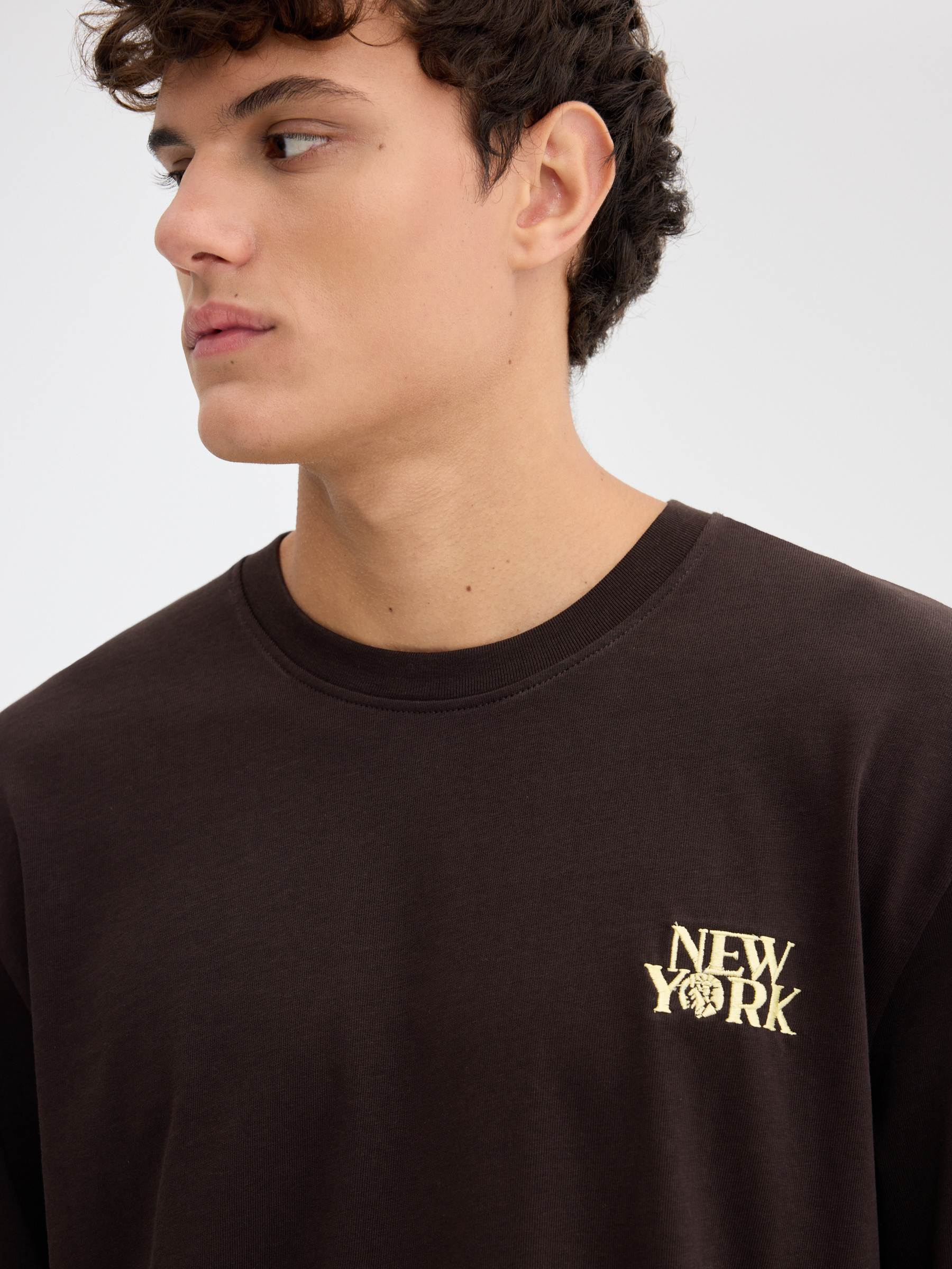 Camiseta manga larga New York chocolate vista media frontal
