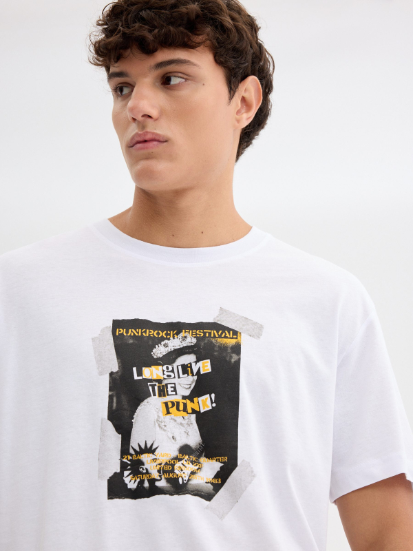 T-shirt estampado punk branco vista detalhe