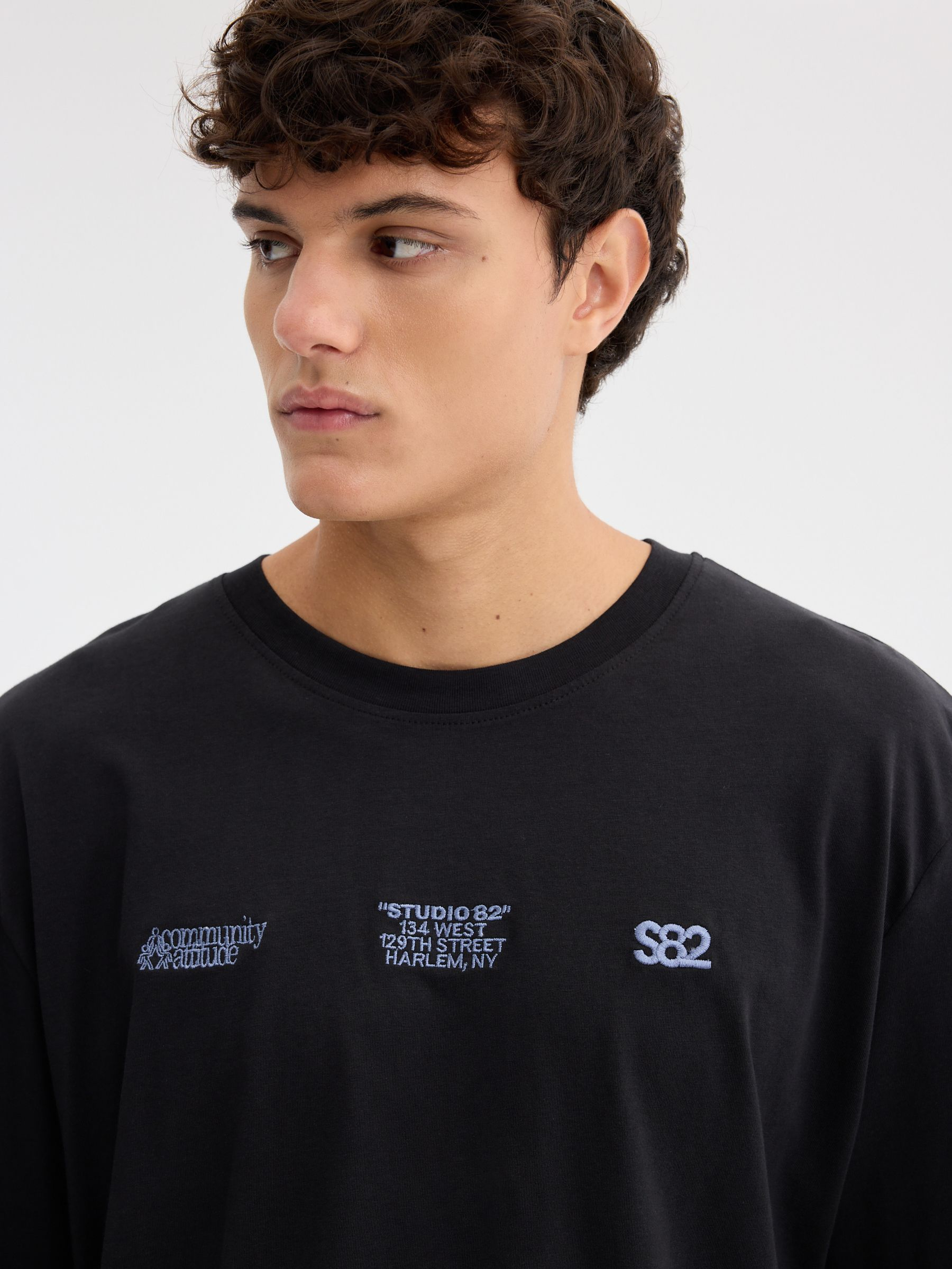 Long sleeve T-shirt s82 black middle front view