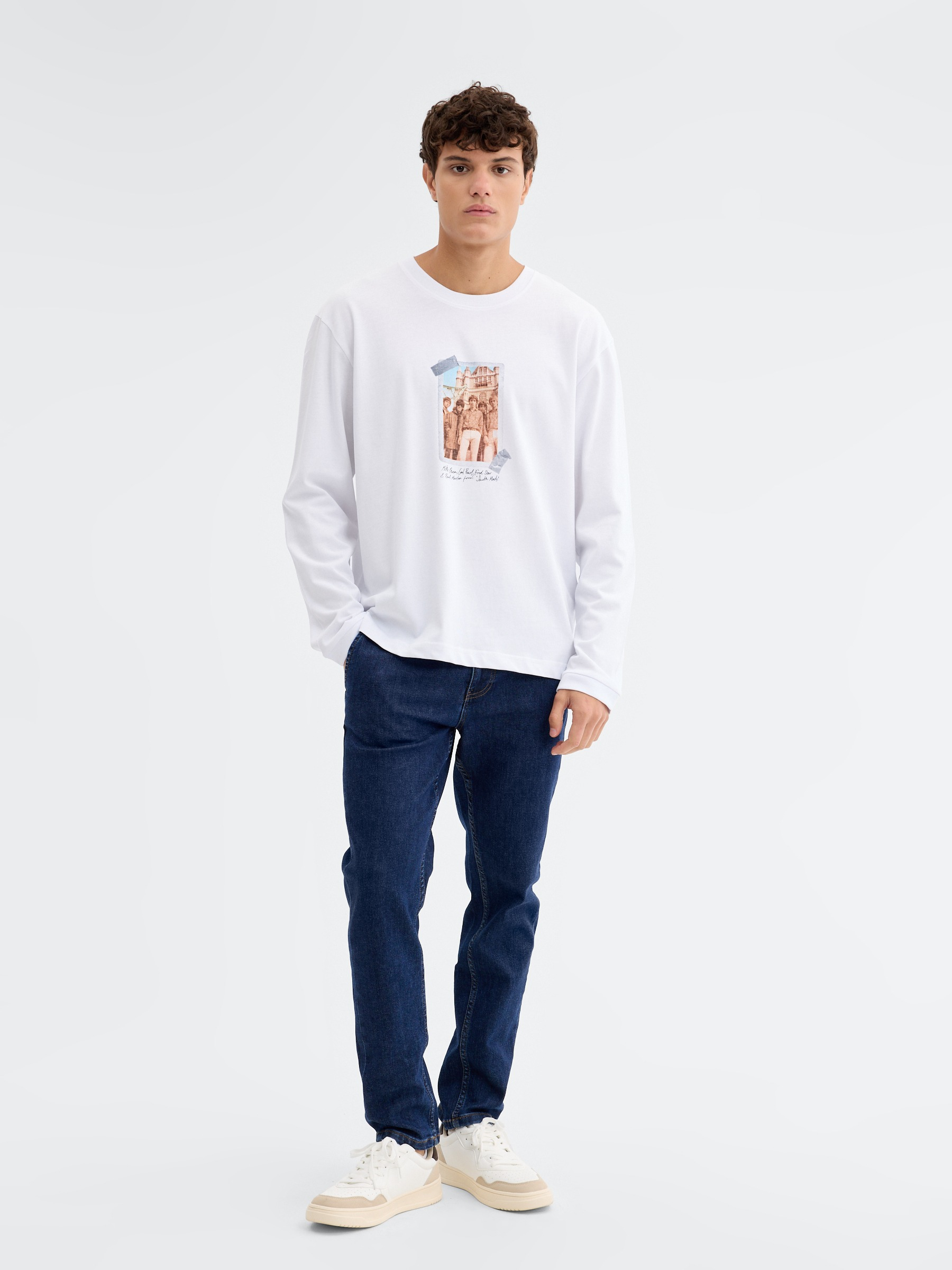 T-shirt de manga comprida com estampado britpop e gola redonda tecido 100% algodão branco vista meia frontal