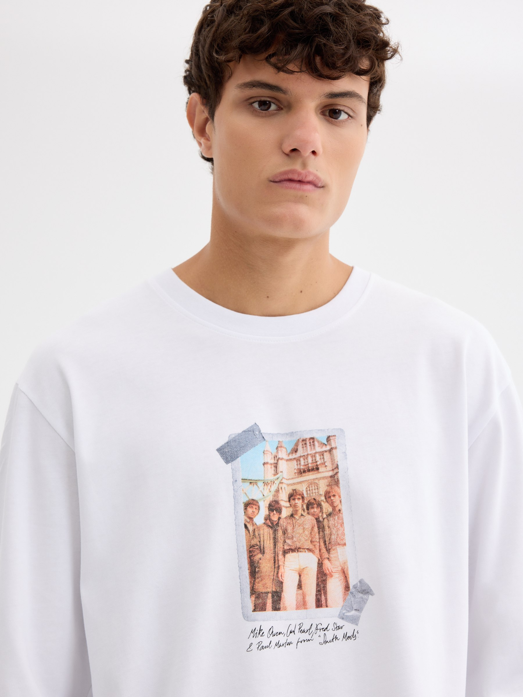 Camiseta estampado britpop blanco vista media frontal
