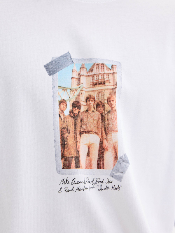 Camiseta estampado britpop blanco vista detalle