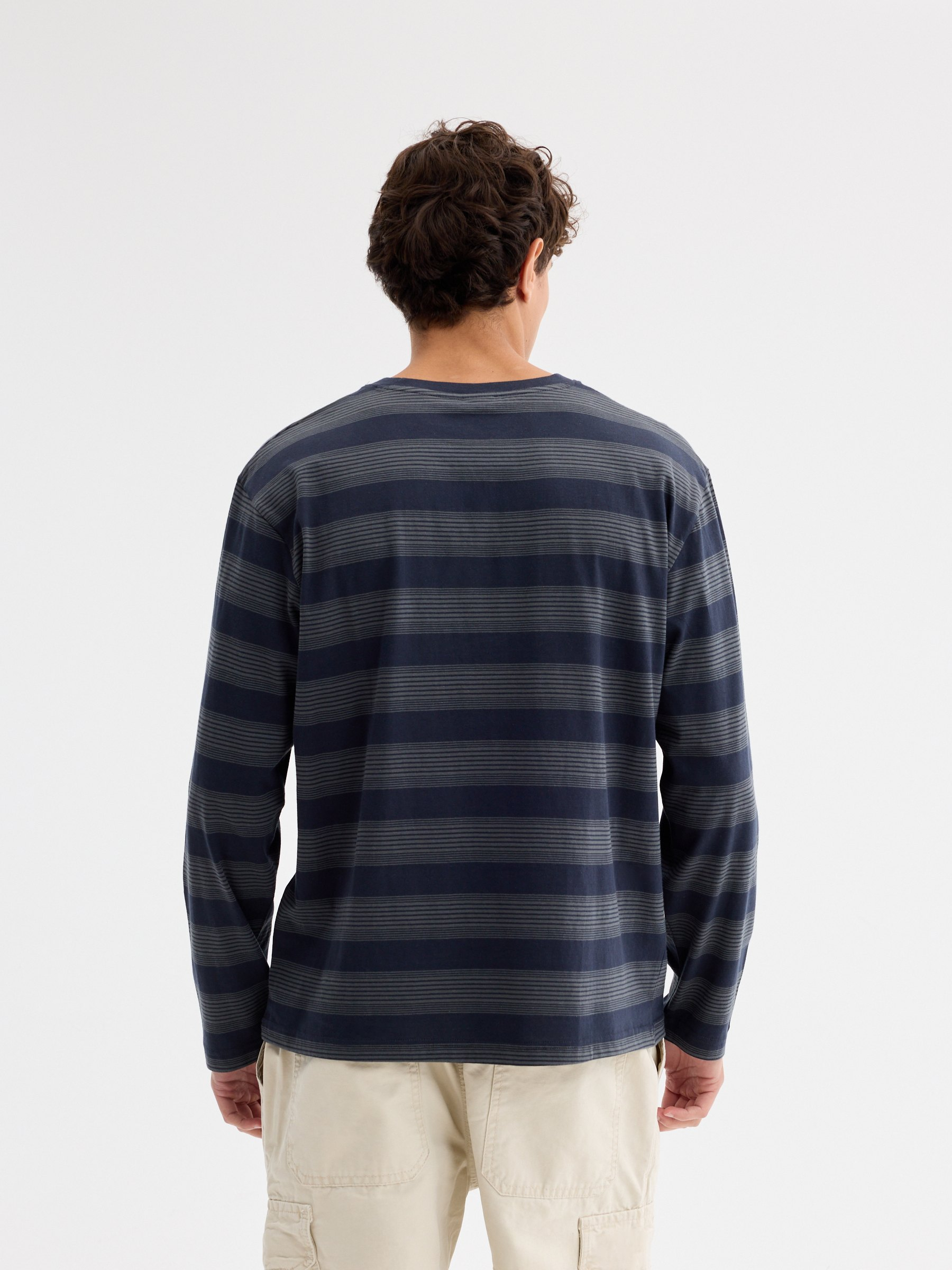Camiseta rayas oversize azul marino vista media frontal