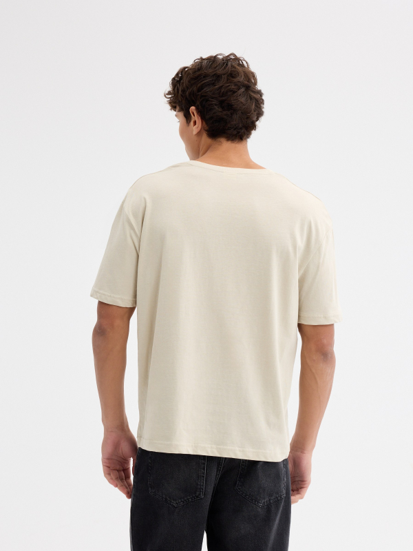 T-shirt oversized vinho crua vista meia traseira