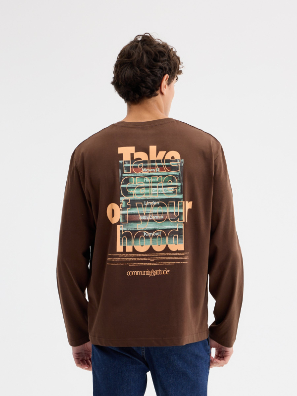 T-shirt manga comprida hood marrom vista meia traseira