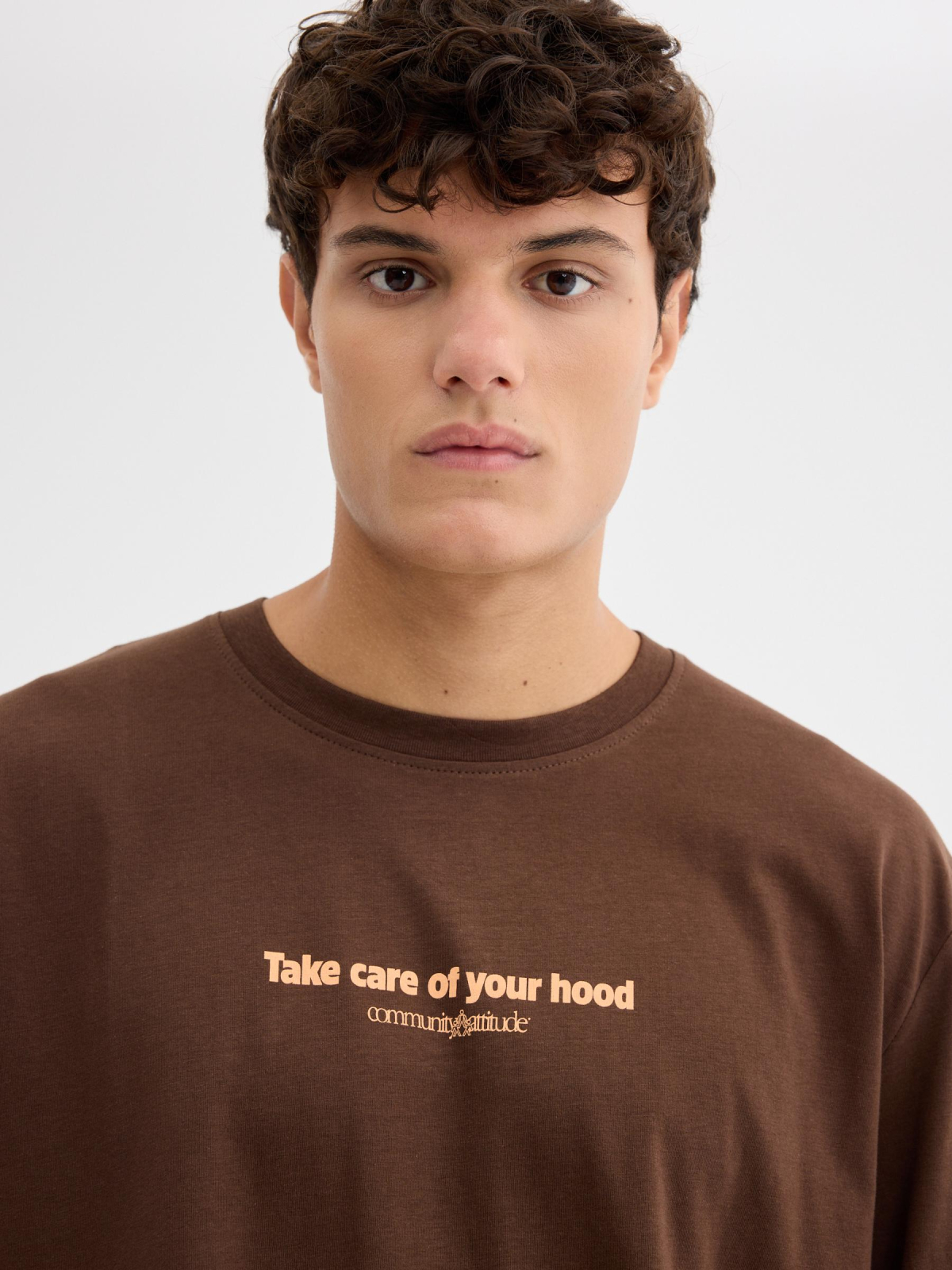 T-shirt manga comprida hood marrom vista detalhe