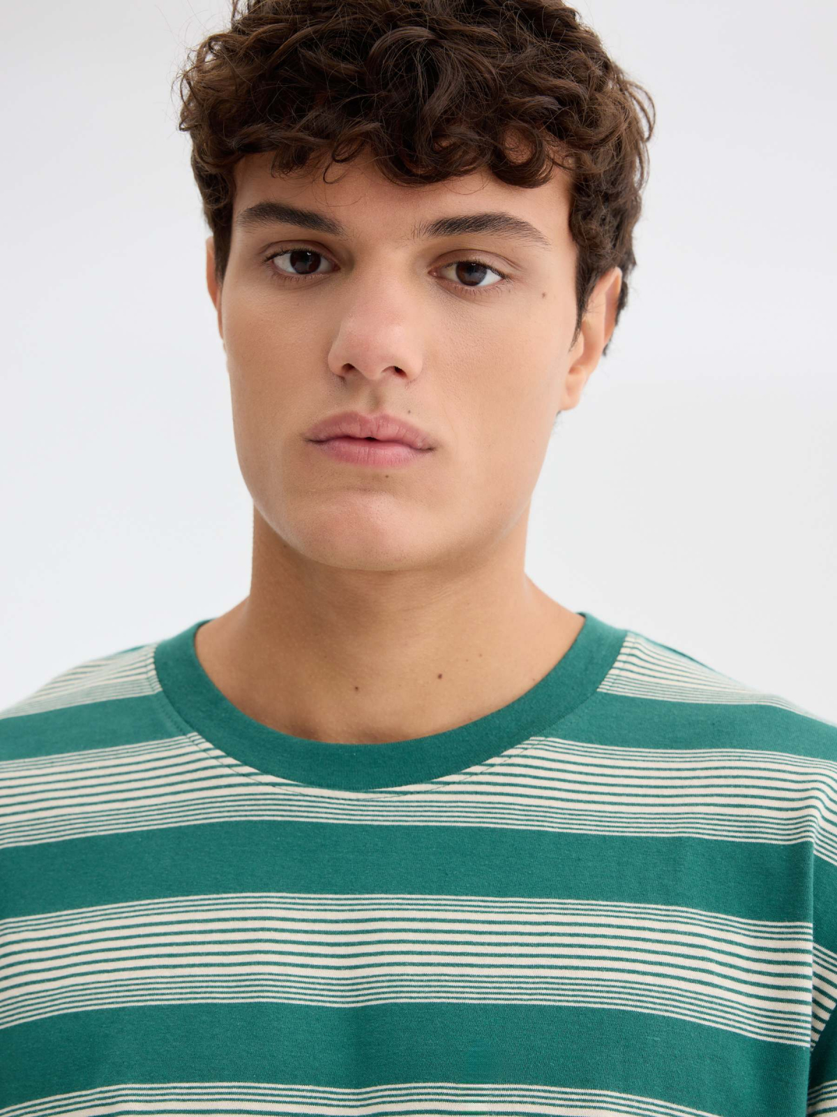 Oversize striped t-shirt dark green detail view