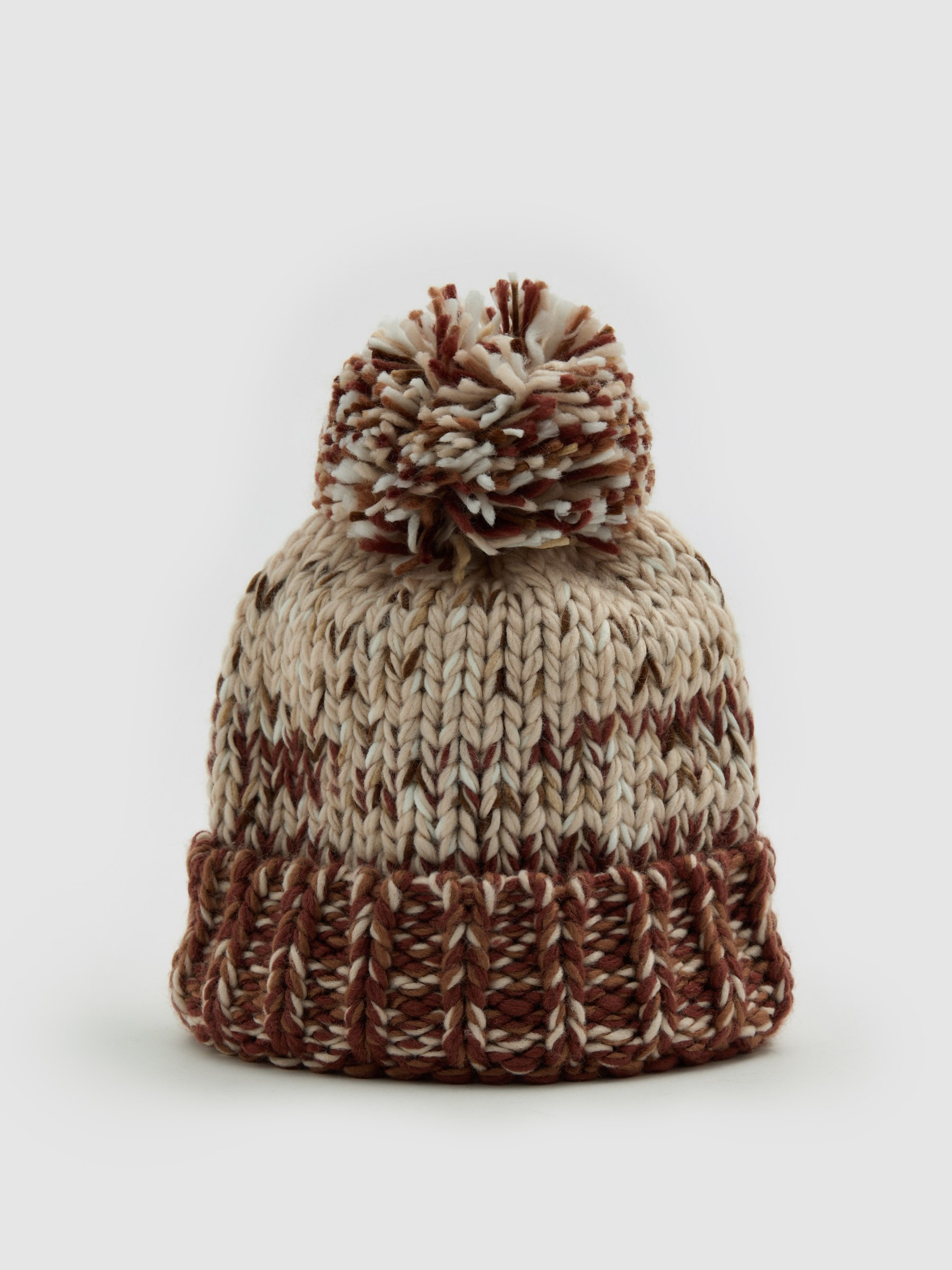Gorro multicolorido com pompom multicolorido vista lateral frontal 45º