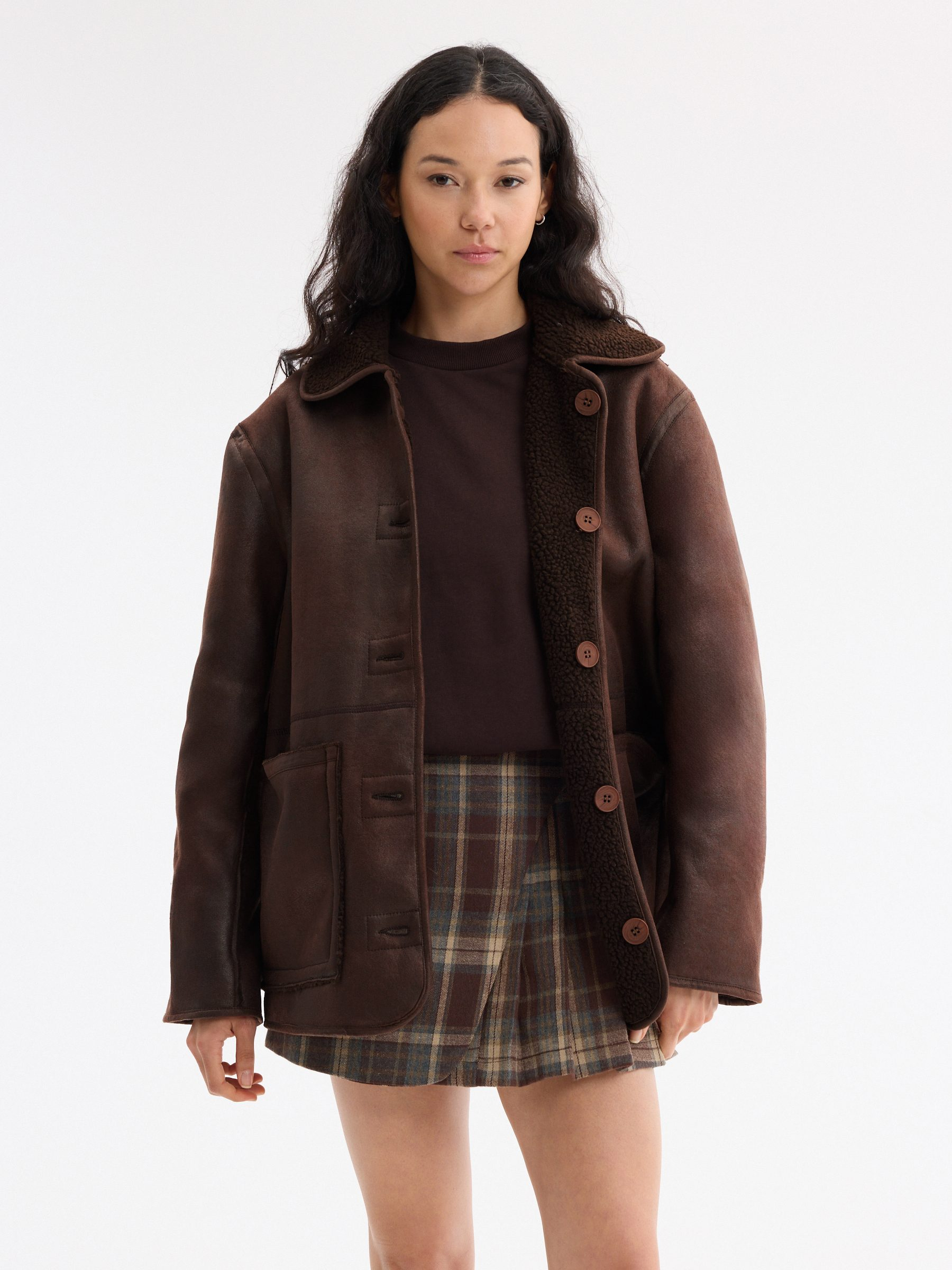 Jaqueta reversível de borrego oversized chocolate vista meia frontal