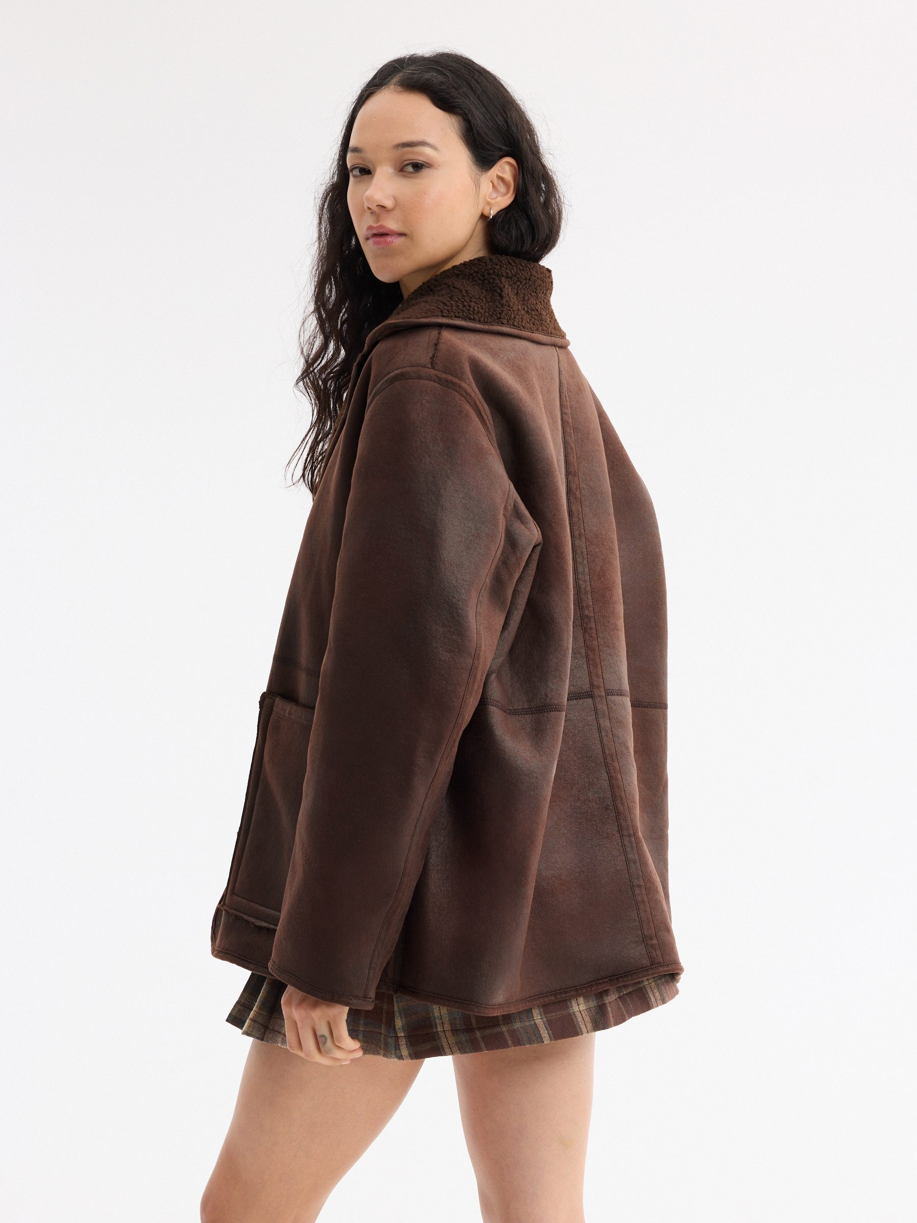 Jaqueta reversível de borrego oversized chocolate vista meia frontal