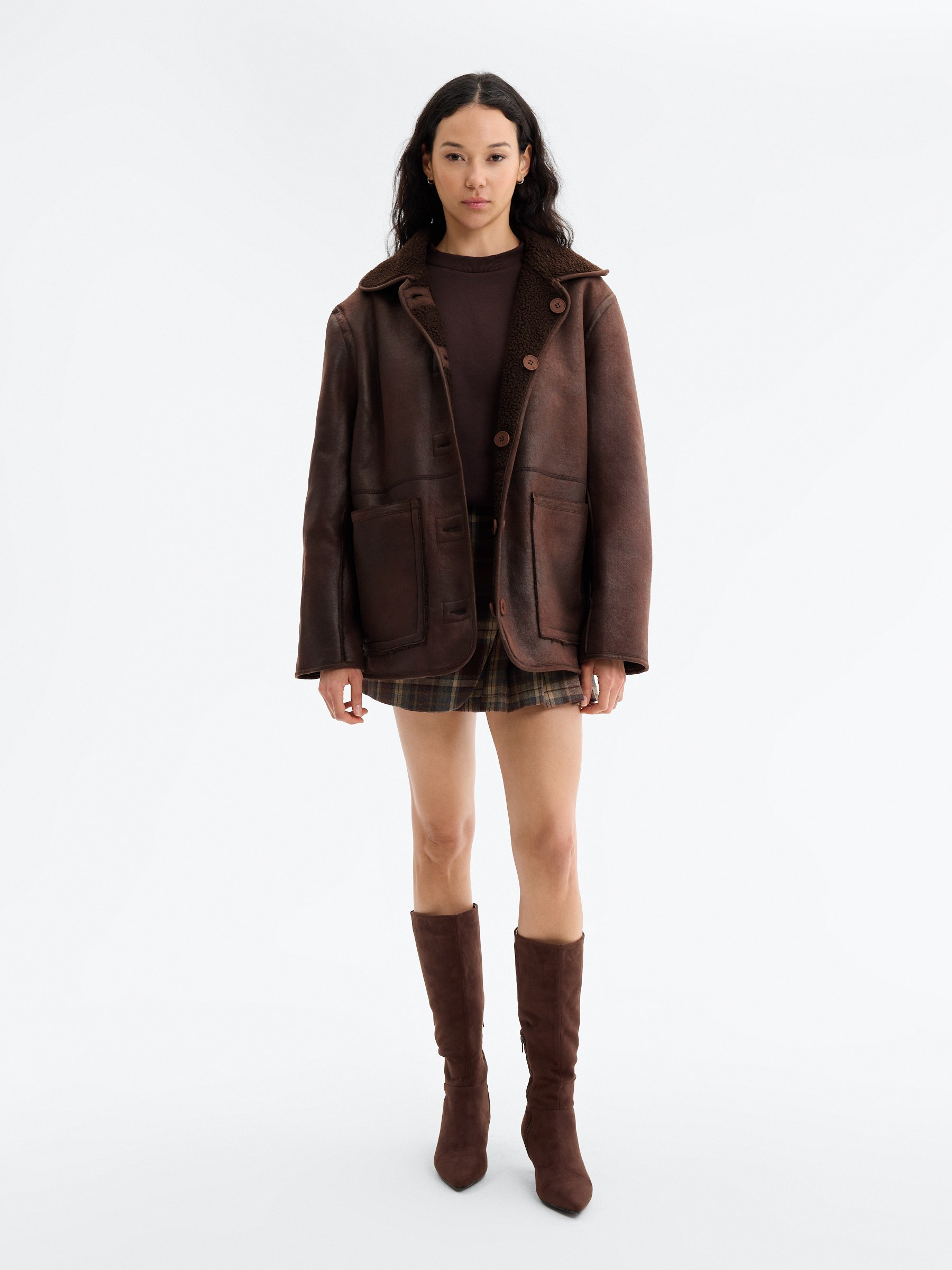 Jaqueta reversível de borrego oversized chocolate vista meia frontal