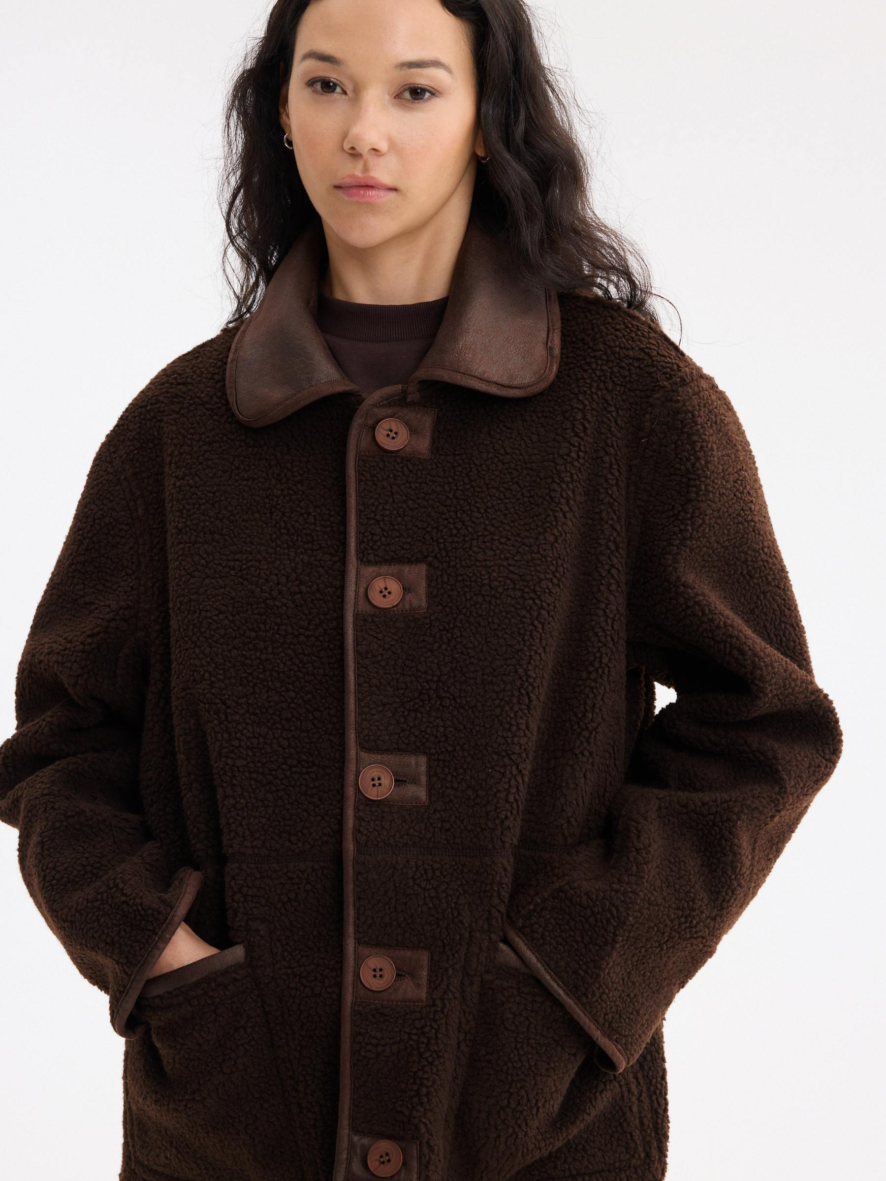Jaqueta reversível de borrego oversized chocolate vista meia frontal