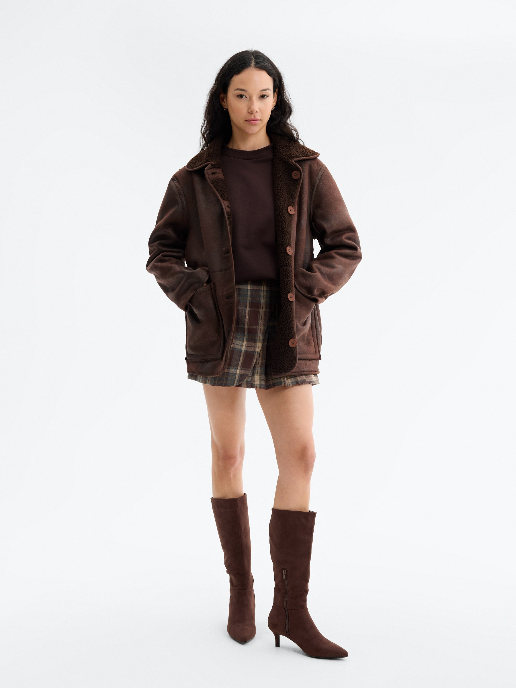 Jaqueta reversível de borrego oversized chocolate vista meia frontal