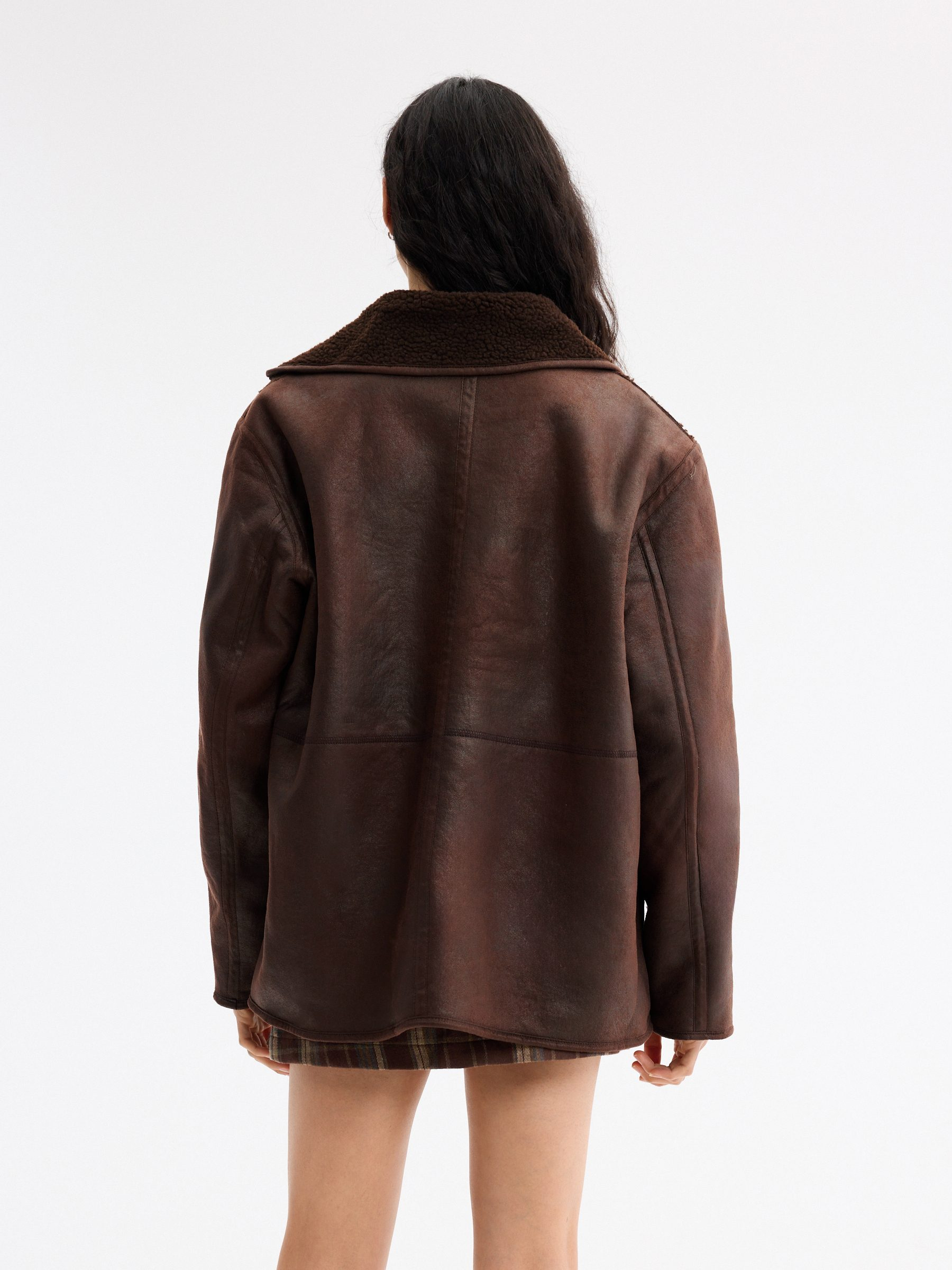 Jaqueta reversível de borrego oversized chocolate vista meia frontal