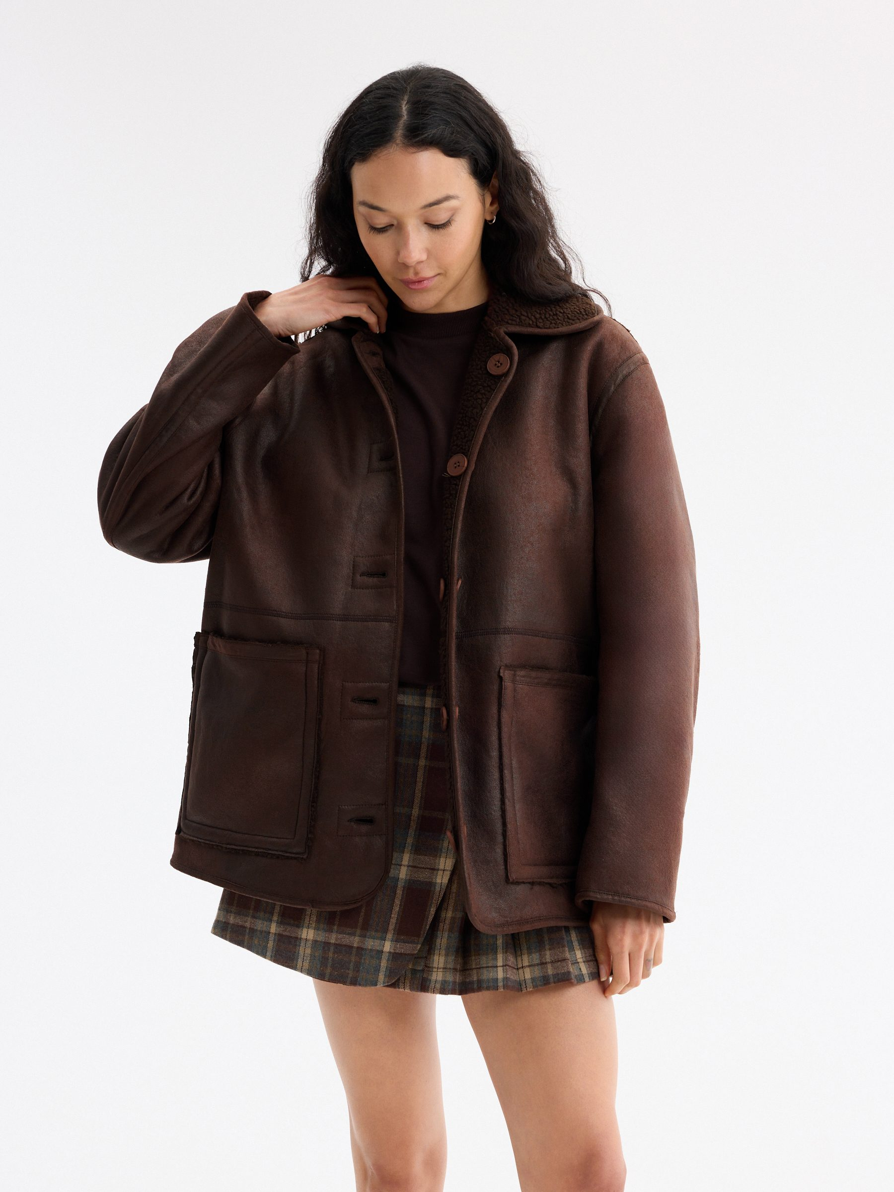 Jaqueta reversível de borrego oversized chocolate vista meia frontal