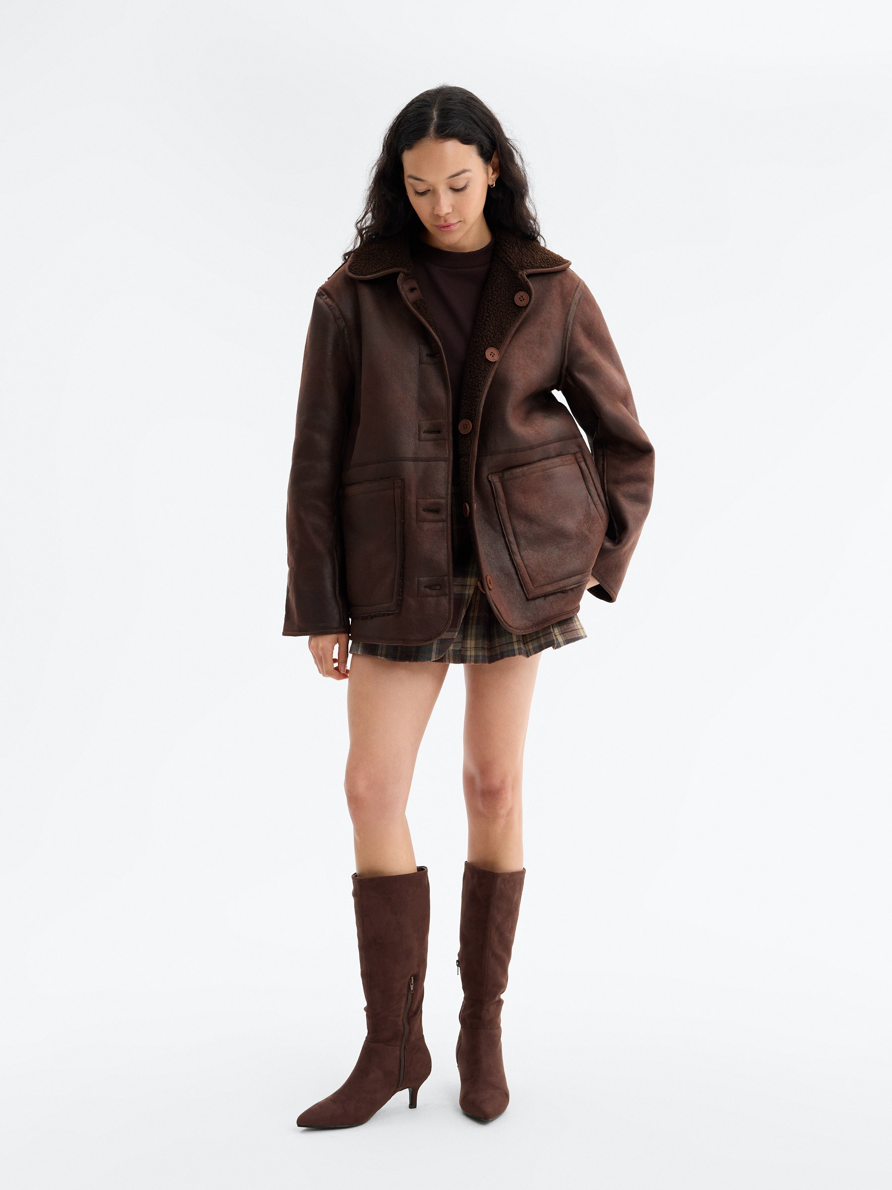 Jaqueta reversível de borrego oversized chocolate vista meia frontal