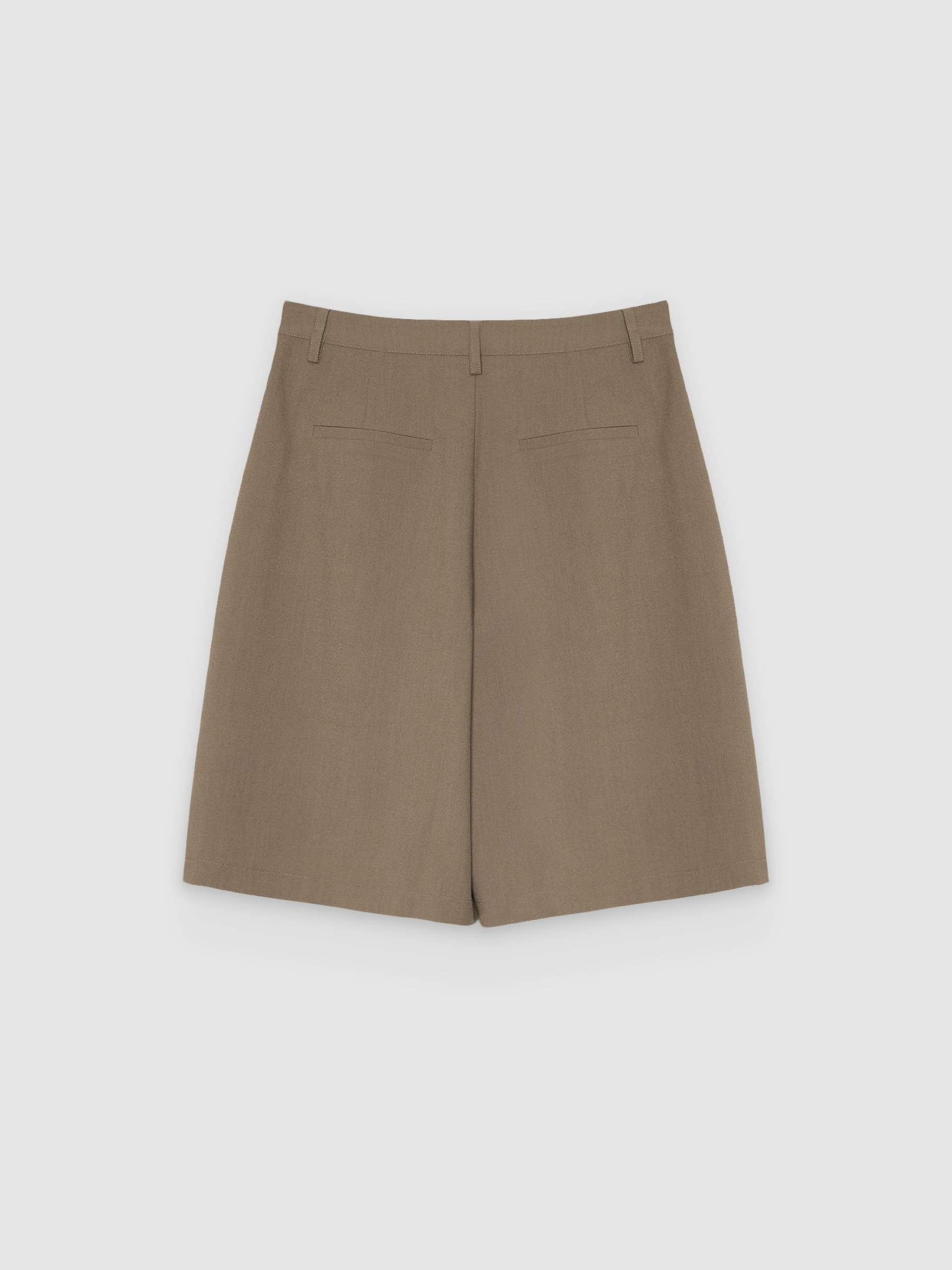 Flowy high-waisted pleated Bermuda shorts taupe middle front view
